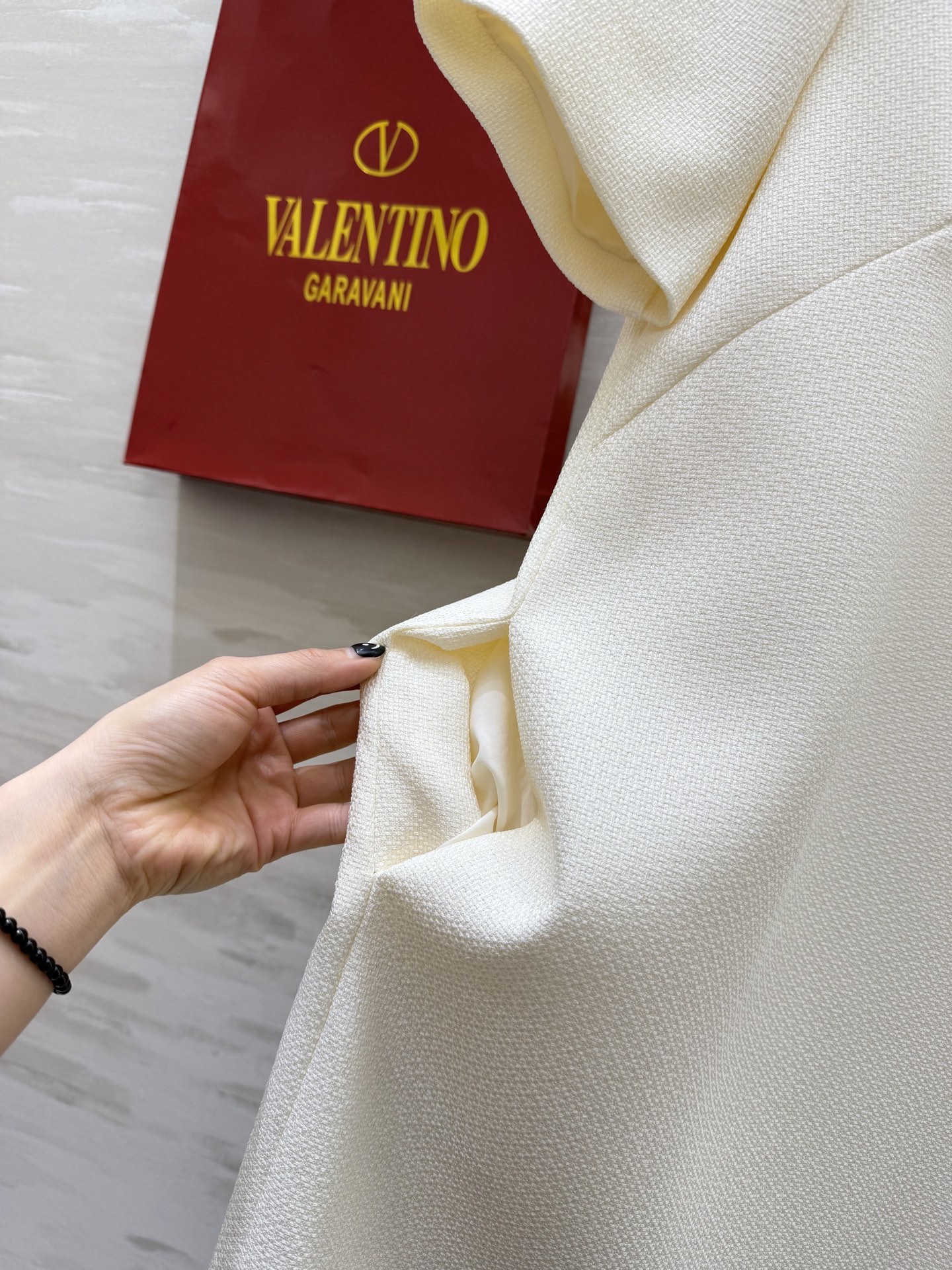 #Valentin♡²⁶春夏新款 短袖钉珠连衣裙 领口手工重工钉珠超精致✨ 直筒剪裁 长度适中 轻熟风o