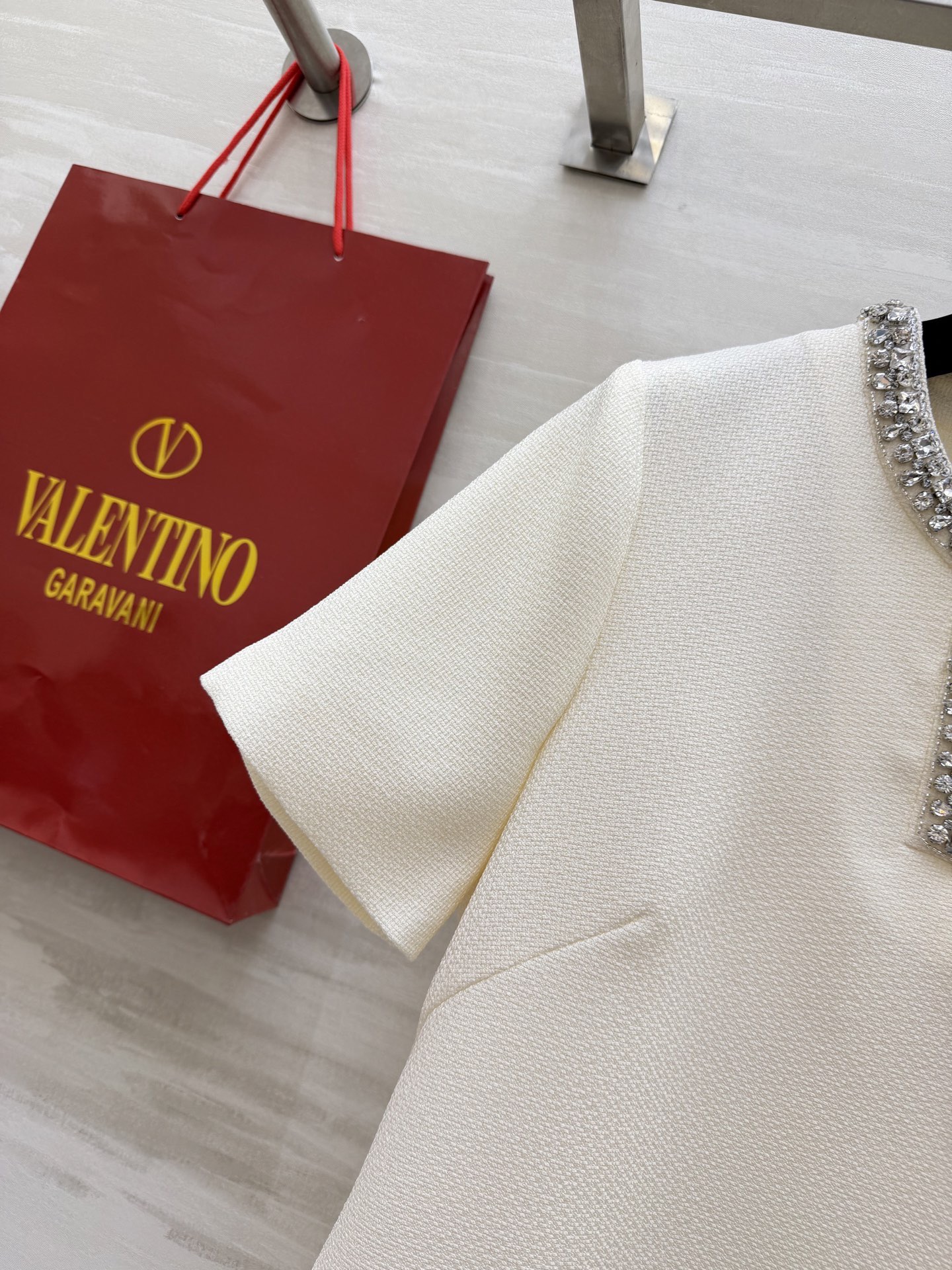 #Valentin♡²⁶春夏新款 短袖钉珠连衣裙 领口手工重工钉珠超精致✨ 直筒剪裁 长度适中 轻熟风o