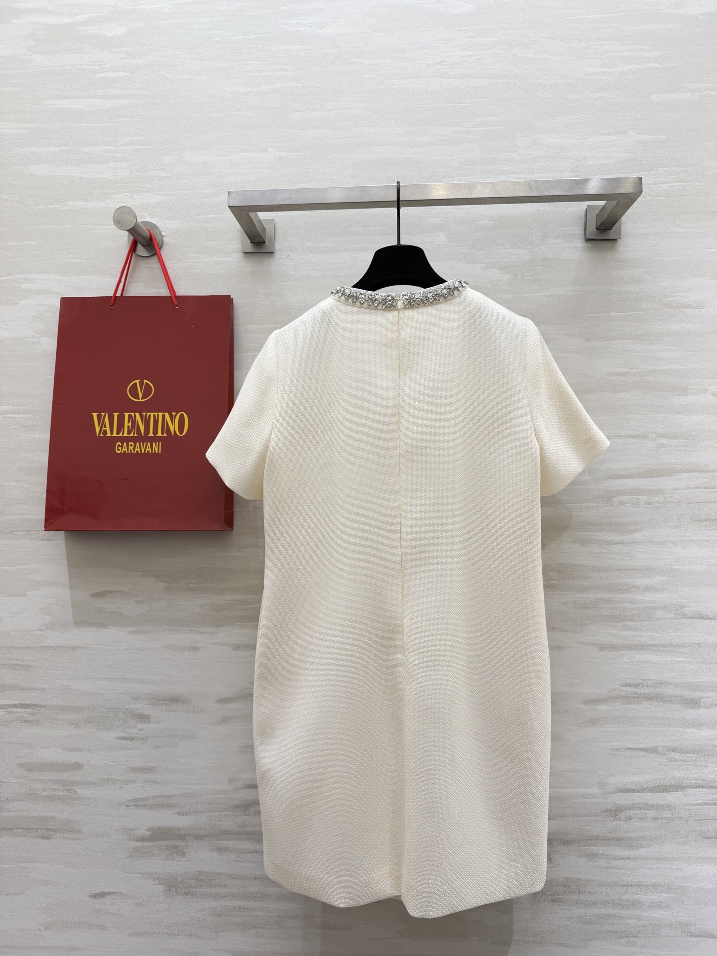 #Valentin♡²⁶春夏新款 短袖钉珠连衣裙 领口手工重工钉珠超精致✨ 直筒剪裁 长度适中 轻熟风o