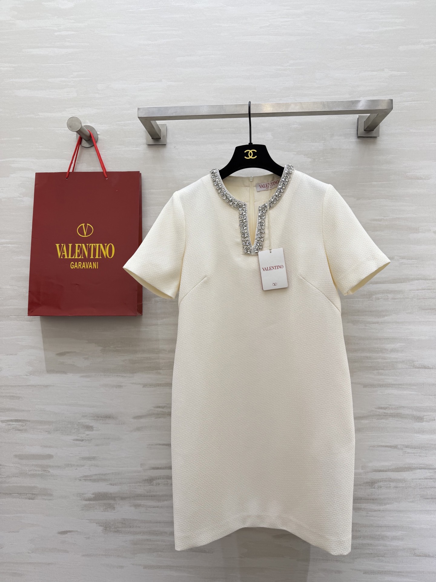 NO:736559,#Valentin's new spring and summer style short-sleeved beaded dress. The neckline is hand-made with ultra-fine beading. It is straight cut and has a moderate length. It can be worn in either casual style or celebrity style with ease!  It’s OK for daily use, parties, and formal occasions!  High-quality customization, available in stock first size S/M/L/XL (M size shoulder width 37, chest 94, length 87), valentino, skirts, T-shirt,19860909#Valentin春夏新款 短袖钉珠连衣裙 领口手工重工钉珠超精致 直筒剪裁 长度适中 轻熟风or名媛风都能轻松驾驭！日常、聚会、正式场合都OK！高品质定制 现货首发sizeS/M/L/XL（M码肩宽37,胸围94,衣长87）,,valentino,skirts,T-shirt,,Women's clothing