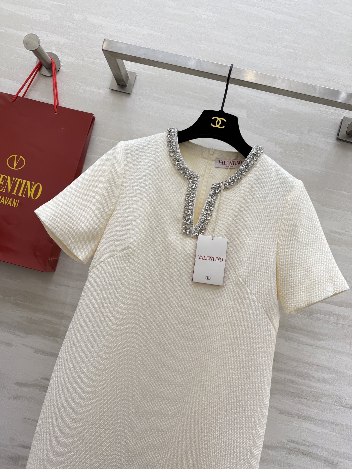 #Valentin♡²⁶春夏新款 短袖钉珠连衣裙 领口手工重工钉珠超精致✨ 直筒剪裁 长度适中 轻熟风o