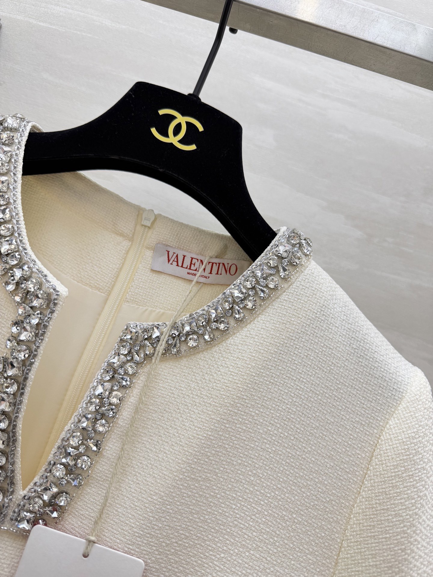 #Valentin♡²⁶春夏新款 短袖钉珠连衣裙 领口手工重工钉珠超精致✨ 直筒剪裁 长度适中 轻熟风o