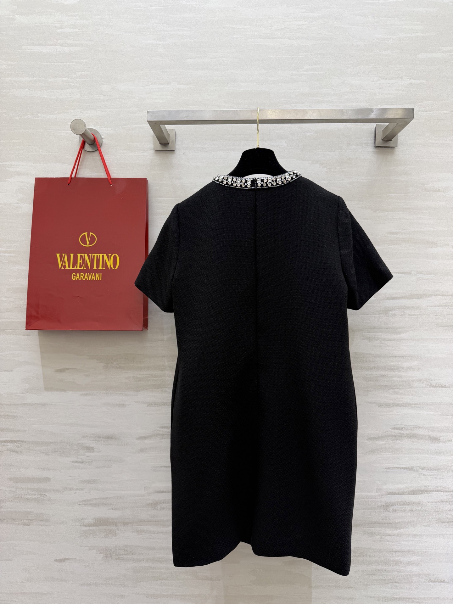 #Valentin♡²⁶春夏新款 短袖钉珠连衣裙 领口手工重工钉珠超精致✨ 直筒剪裁 长度适中 轻熟风o