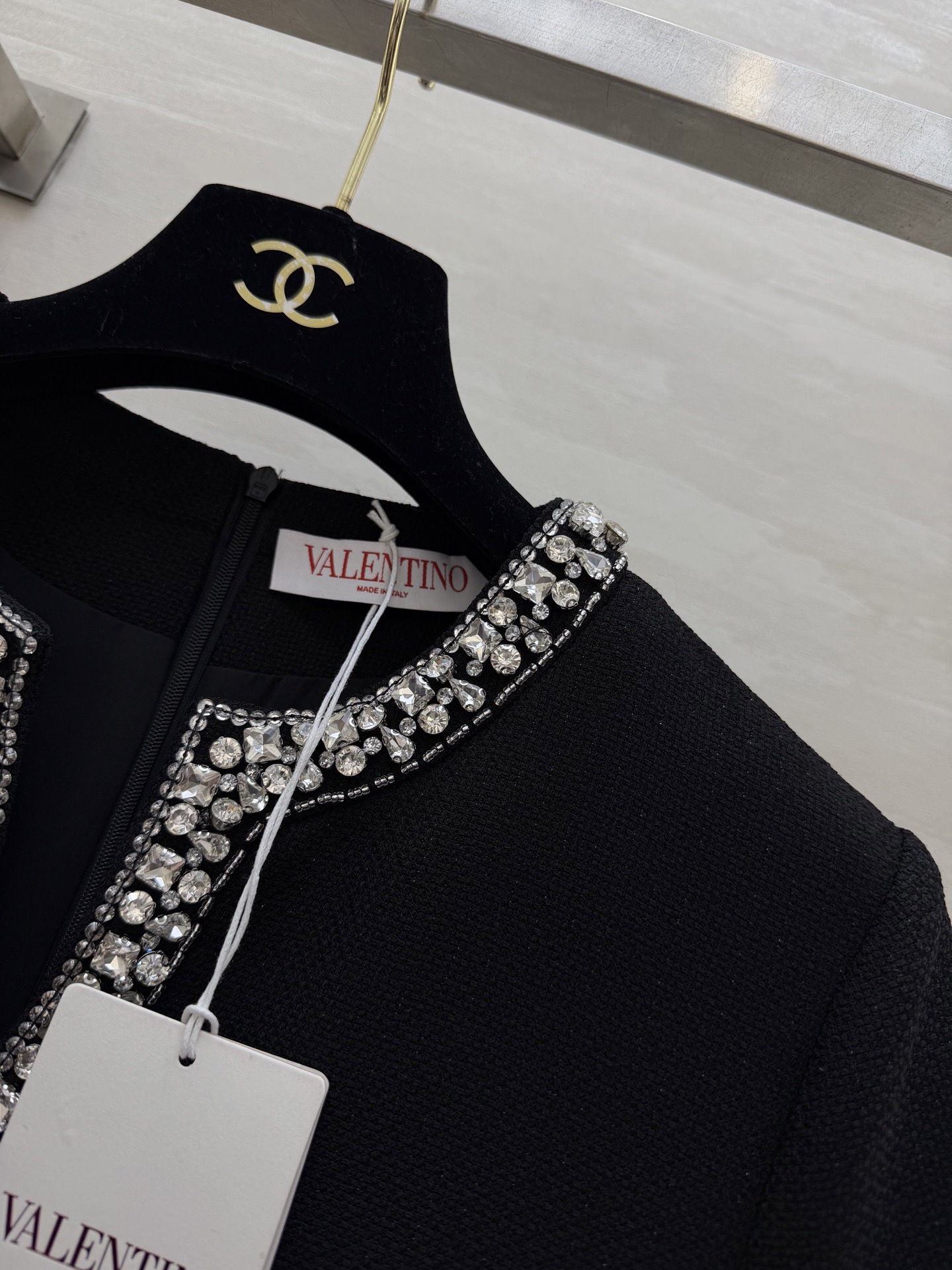 #Valentin♡²⁶春夏新款 短袖钉珠连衣裙 领口手工重工钉珠超精致✨ 直筒剪裁 长度适中 轻熟风o