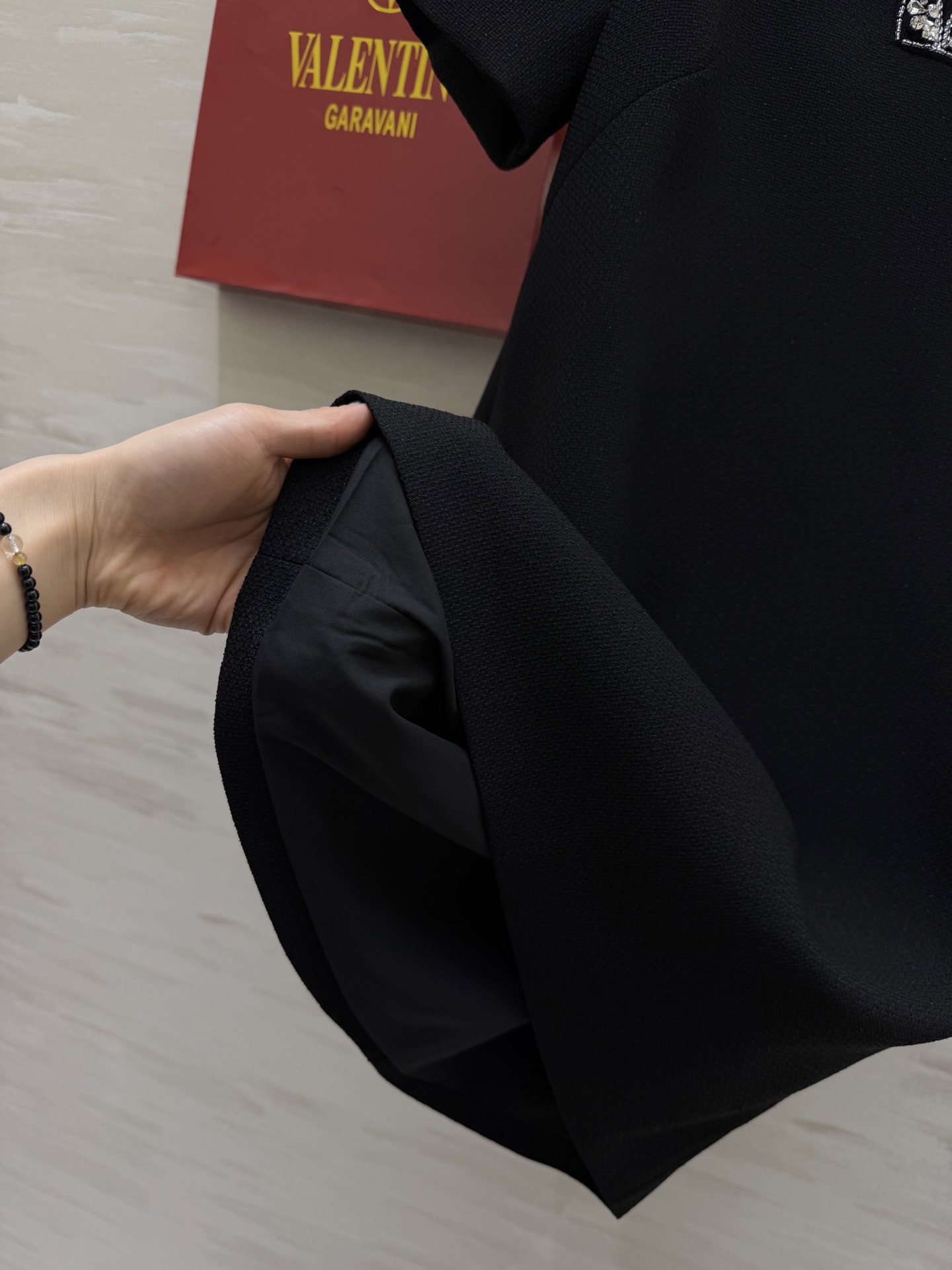 #Valentin♡²⁶春夏新款 短袖钉珠连衣裙 领口手工重工钉珠超精致✨ 直筒剪裁 长度适中 轻熟风o