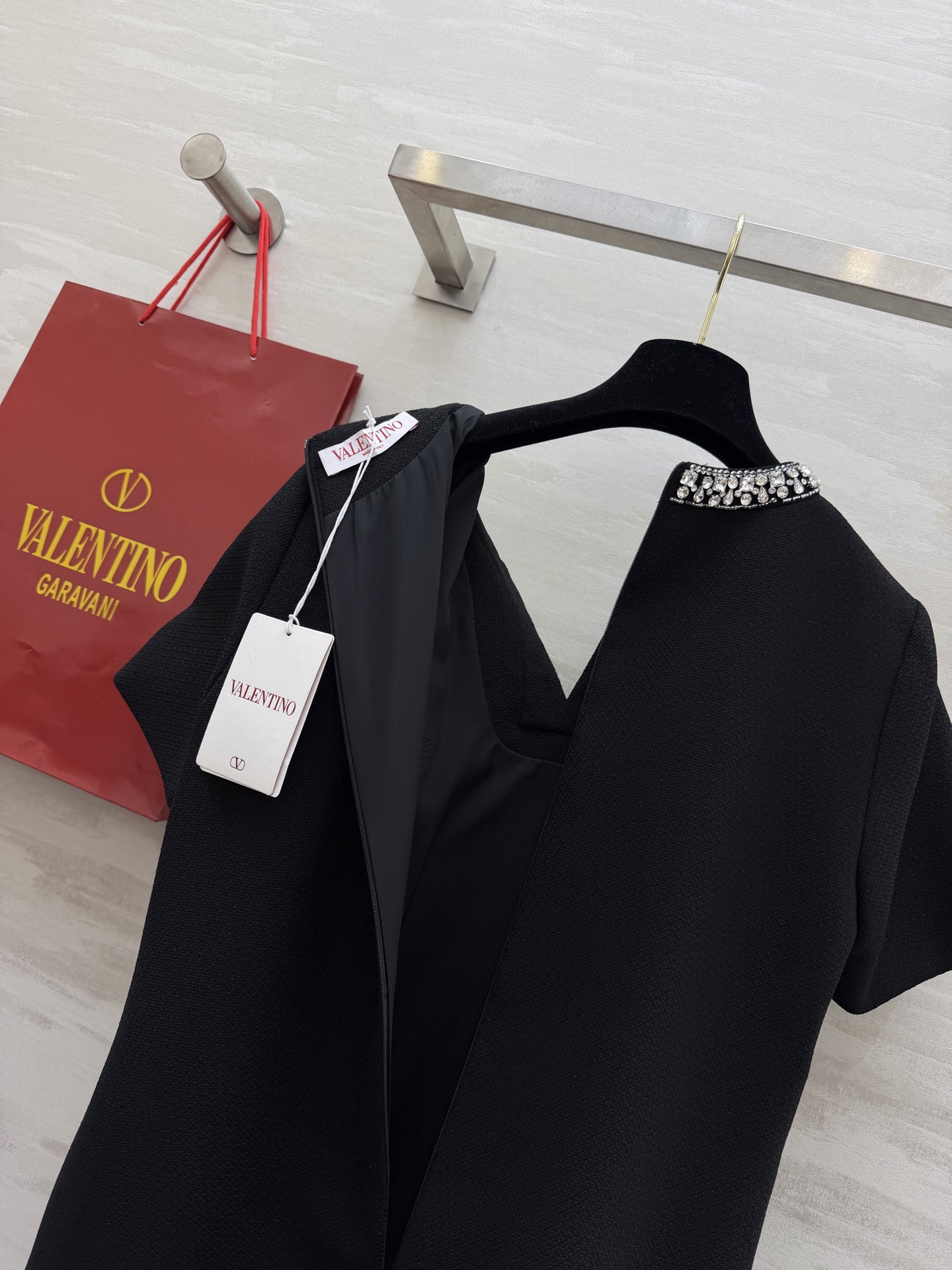 #Valentin♡²⁶春夏新款 短袖钉珠连衣裙 领口手工重工钉珠超精致✨ 直筒剪裁 长度适中 轻熟风o