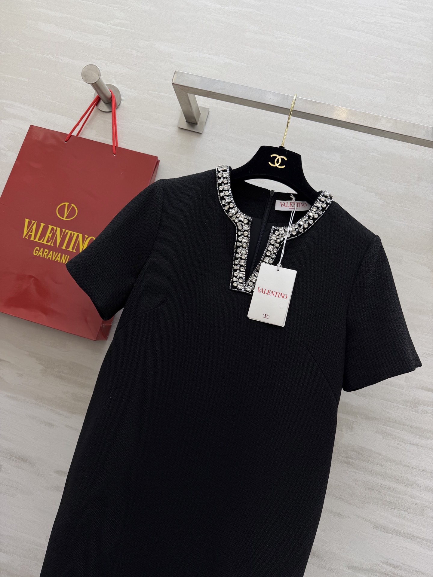 #Valentin♡²⁶春夏新款 短袖钉珠连衣裙 领口手工重工钉珠超精致✨ 直筒剪裁 长度适中 轻熟风o