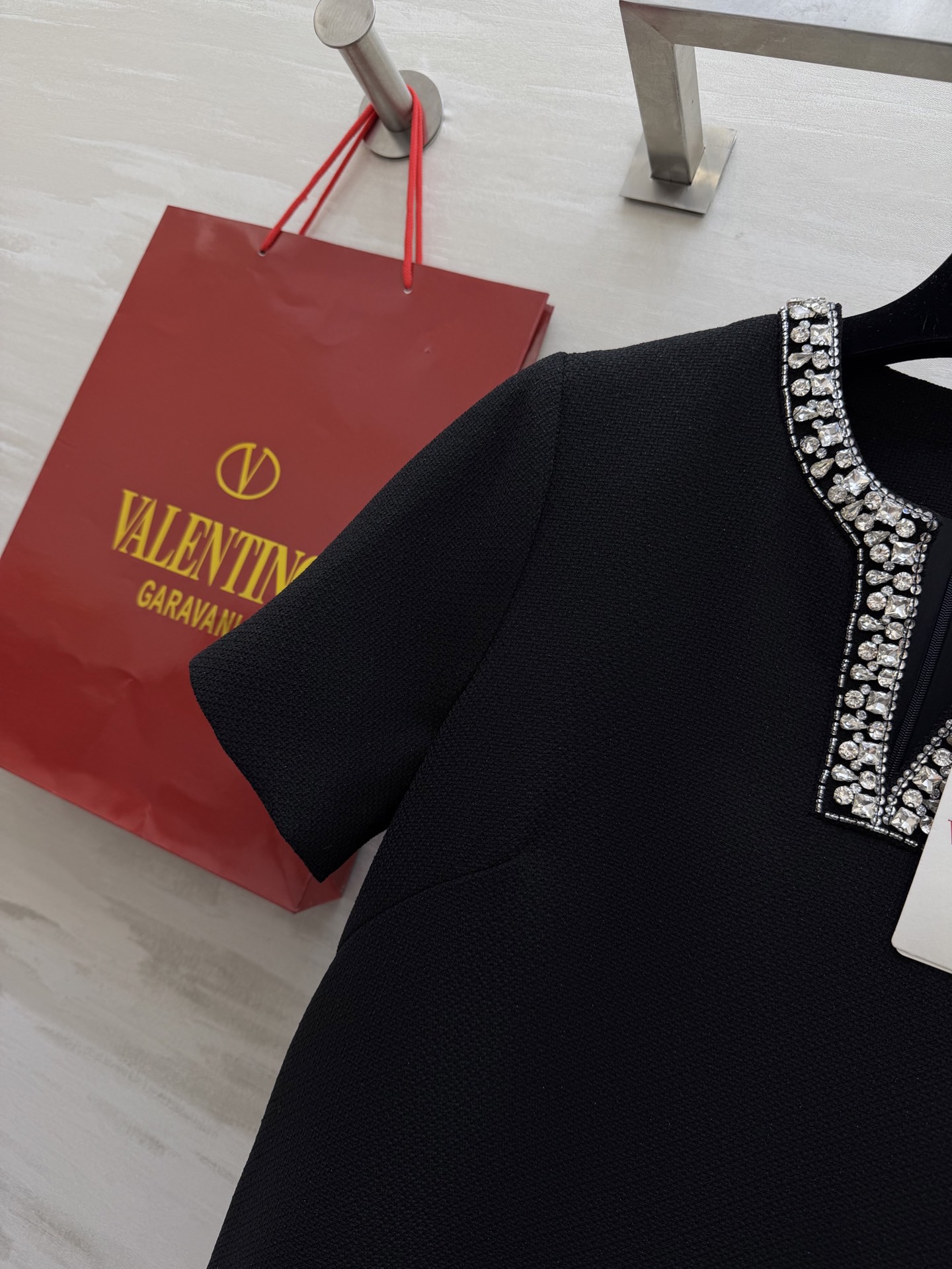 #Valentin♡²⁶春夏新款 短袖钉珠连衣裙 领口手工重工钉珠超精致✨ 直筒剪裁 长度适中 轻熟风o