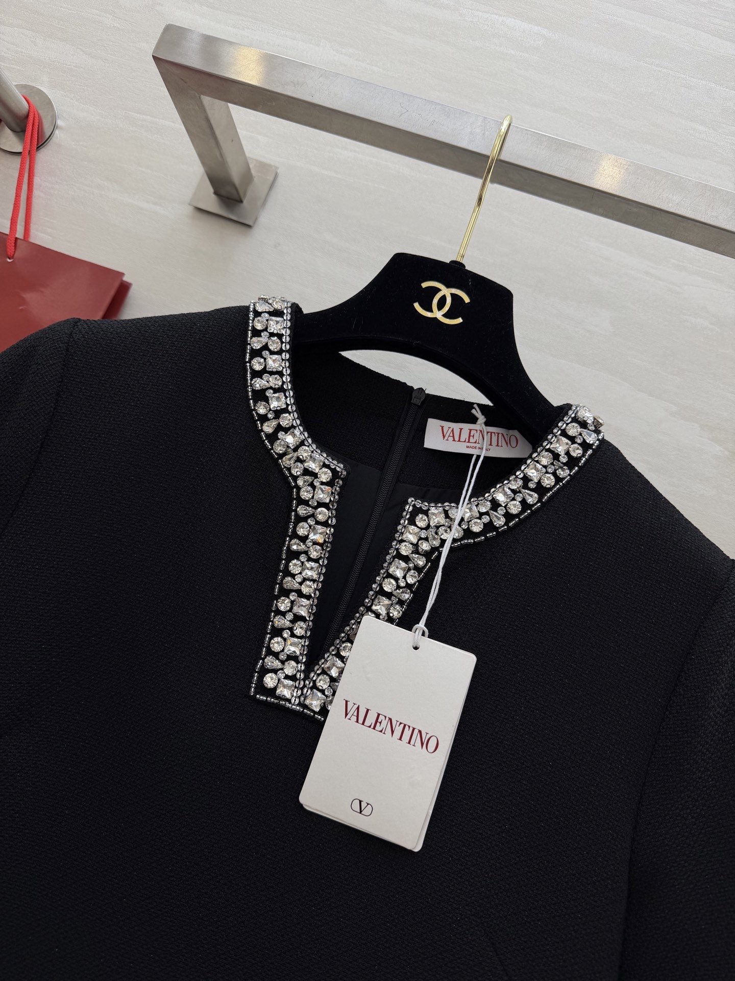 #Valentin♡²⁶春夏新款 短袖钉珠连衣裙 领口手工重工钉珠超精致✨ 直筒剪裁 长度适中 轻熟风o