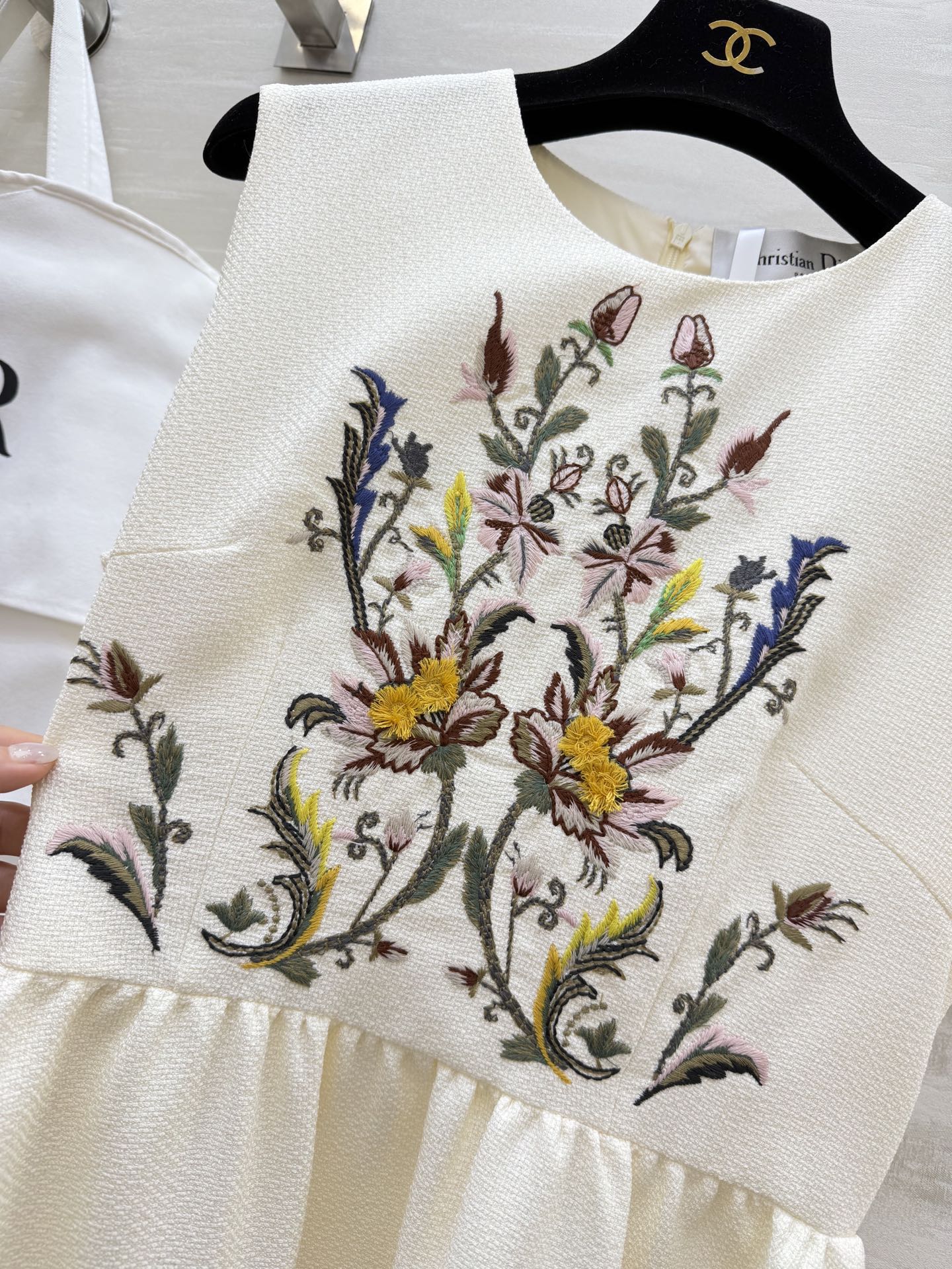 #Dio♡²⁶春夏新款 重工刺绣背心连衣裙 精致花卉刺绣 优雅又有艺术感！面料轻盈舒适 裙摆宽松 春夏穿