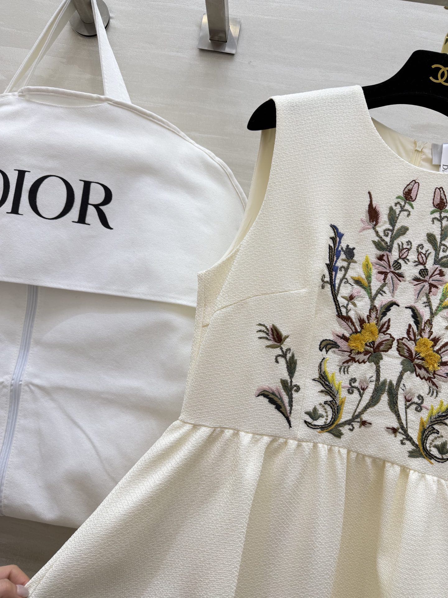 #Dio♡²⁶春夏新款 重工刺绣背心连衣裙 精致花卉刺绣 优雅又有艺术感！面料轻盈舒适 裙摆宽松 春夏穿