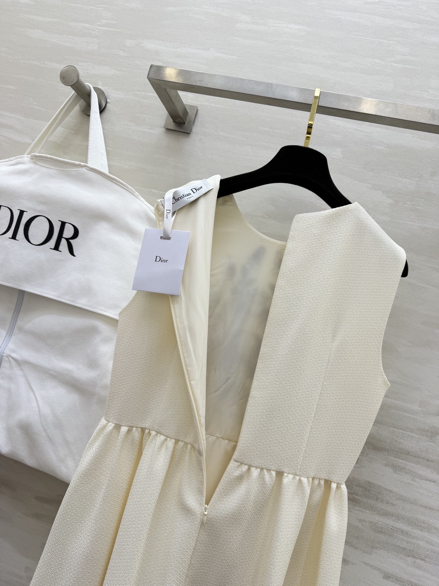 #Dio♡²⁶春夏新款 重工刺绣背心连衣裙 精致花卉刺绣 优雅又有艺术感！面料轻盈舒适 裙摆宽松 春夏穿