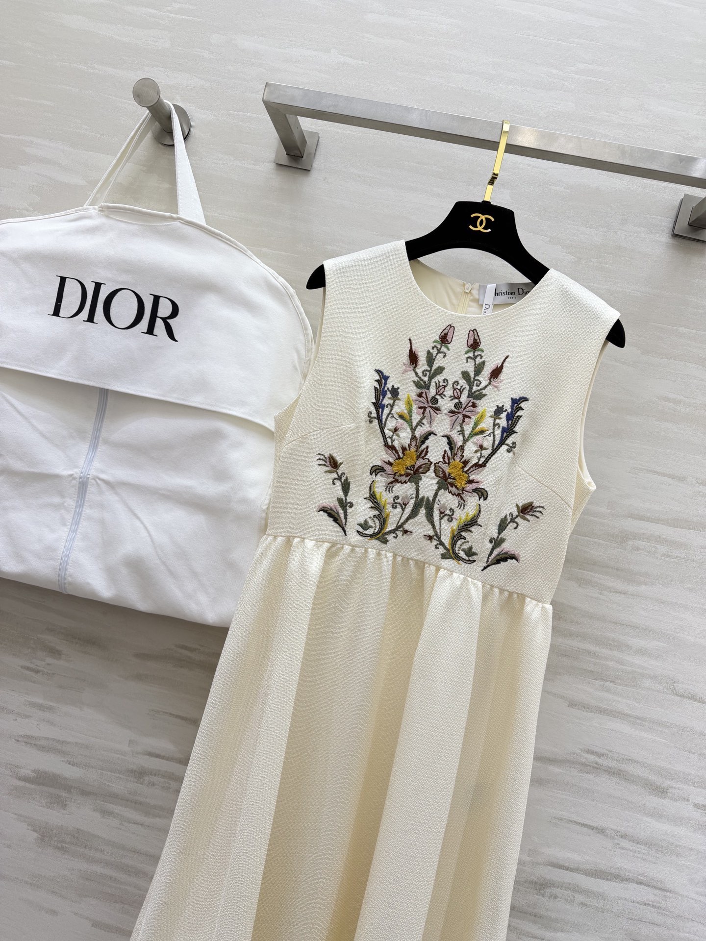 #Dio♡²⁶春夏新款 重工刺绣背心连衣裙 精致花卉刺绣 优雅又有艺术感！面料轻盈舒适 裙摆宽松 春夏穿