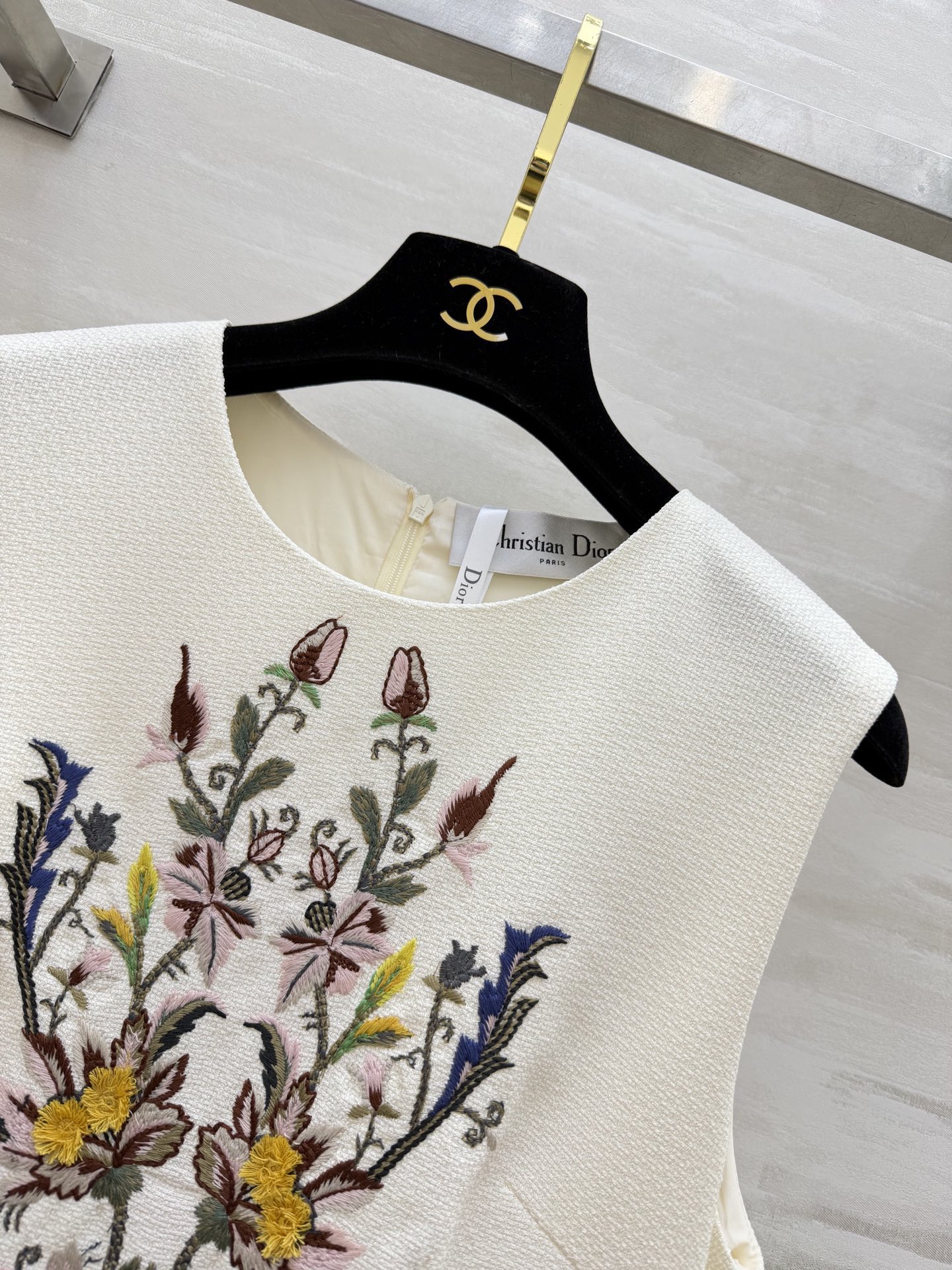 #Dio♡²⁶春夏新款 重工刺绣背心连衣裙 精致花卉刺绣 优雅又有艺术感！面料轻盈舒适 裙摆宽松 春夏穿