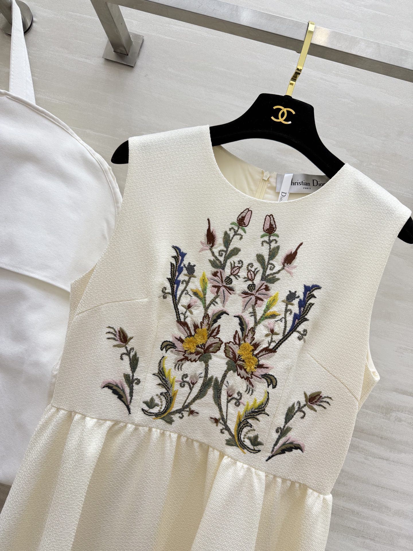 #Dio♡²⁶春夏新款 重工刺绣背心连衣裙 精致花卉刺绣 优雅又有艺术感！面料轻盈舒适 裙摆宽松 春夏穿