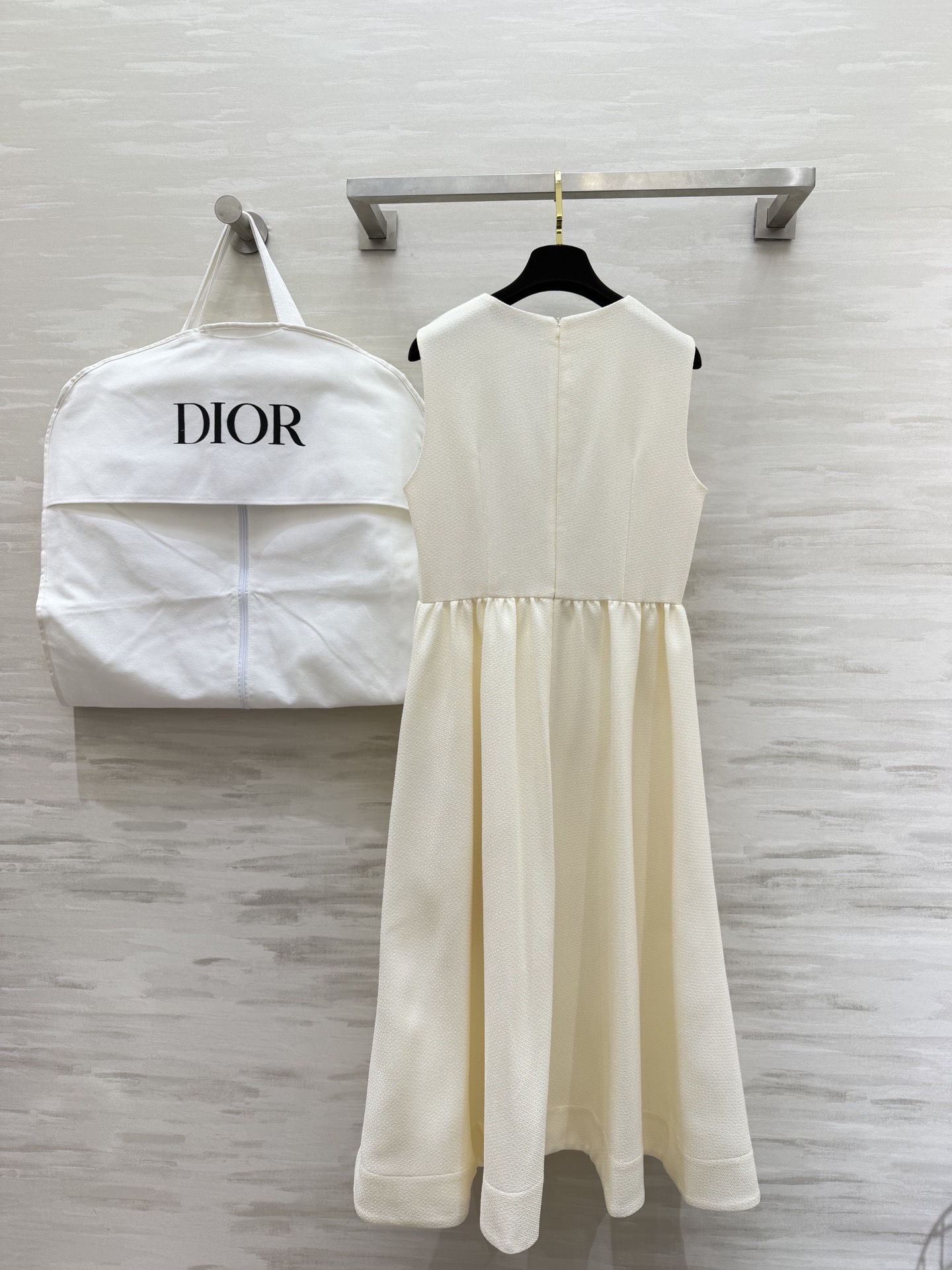 #Dio♡²⁶春夏新款 重工刺绣背心连衣裙 精致花卉刺绣 优雅又有艺术感！面料轻盈舒适 裙摆宽松 春夏穿