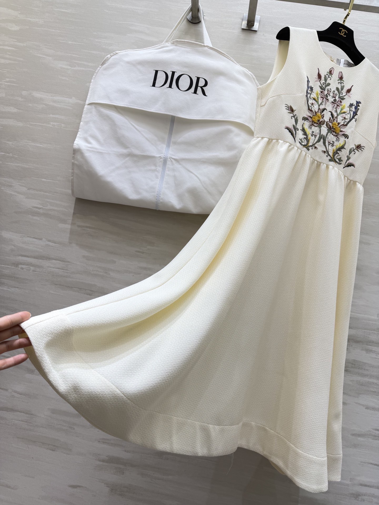 #Dio♡²⁶春夏新款 重工刺绣背心连衣裙 精致花卉刺绣 优雅又有艺术感！面料轻盈舒适 裙摆宽松 春夏穿