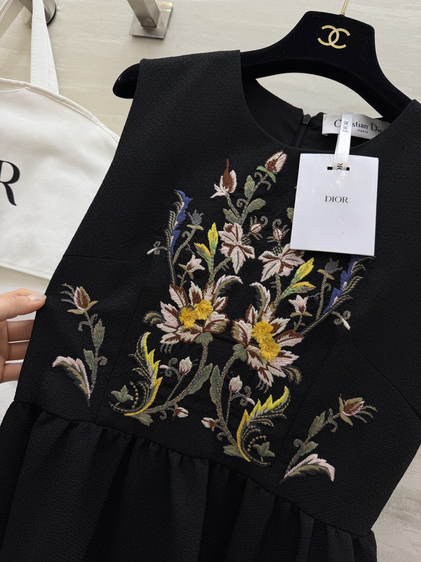 #Dio♡²⁶春夏新款 重工刺绣背心连衣裙 精致花卉刺绣 优雅又有艺术感！面料轻盈舒适 裙摆宽松 春夏穿