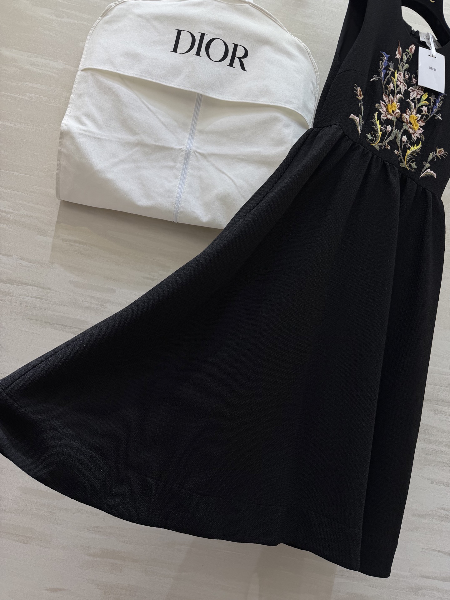 #Dio♡²⁶春夏新款 重工刺绣背心连衣裙 精致花卉刺绣 优雅又有艺术感！面料轻盈舒适 裙摆宽松 春夏穿