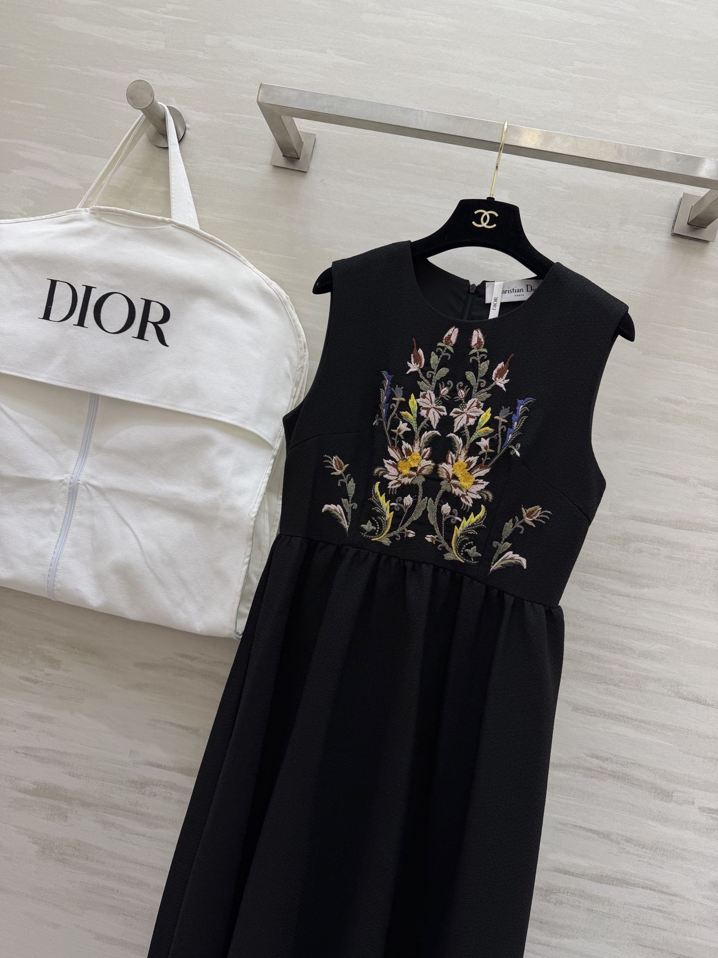 #Dio♡²⁶春夏新款 重工刺绣背心连衣裙 精致花卉刺绣 优雅又有艺术感！面料轻盈舒适 裙摆宽松 春夏穿