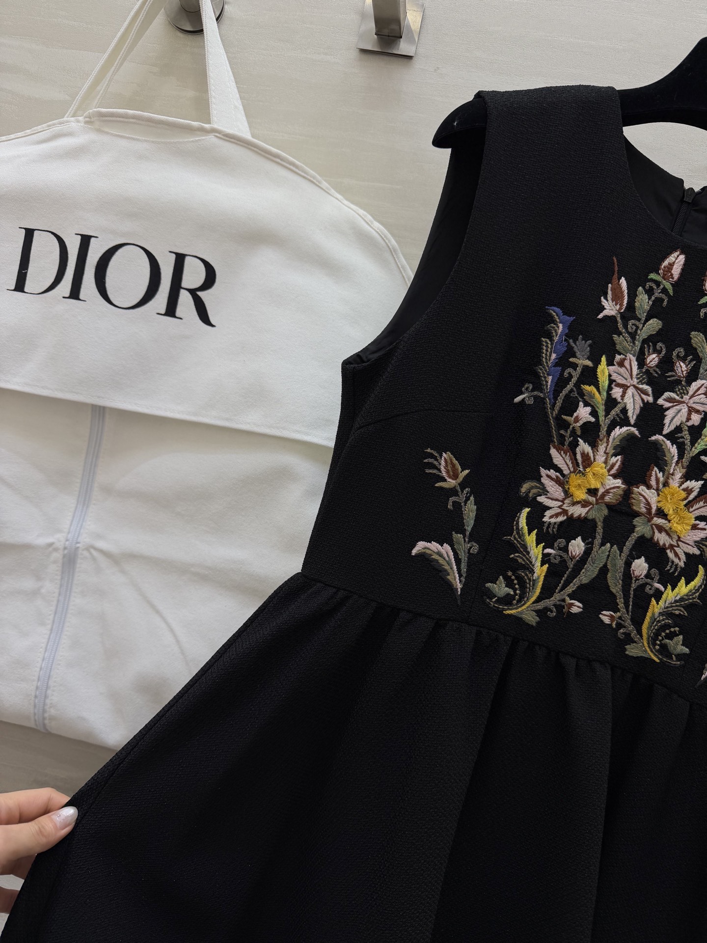 #Dio♡²⁶春夏新款 重工刺绣背心连衣裙 精致花卉刺绣 优雅又有艺术感！面料轻盈舒适 裙摆宽松 春夏穿