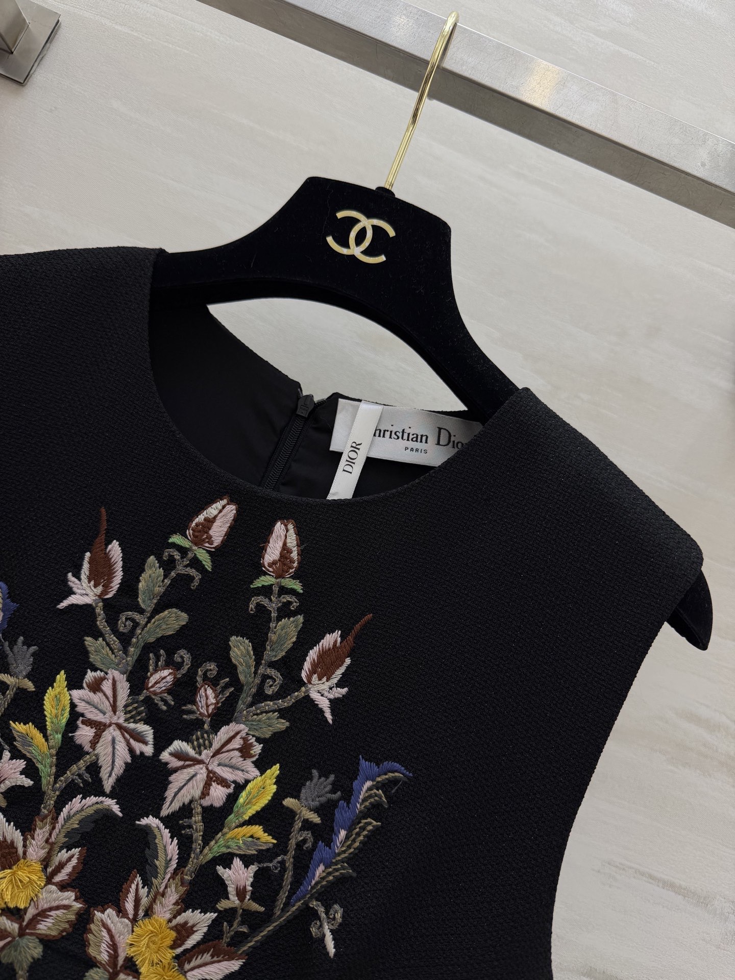 #Dio♡²⁶春夏新款 重工刺绣背心连衣裙 精致花卉刺绣 优雅又有艺术感！面料轻盈舒适 裙摆宽松 春夏穿