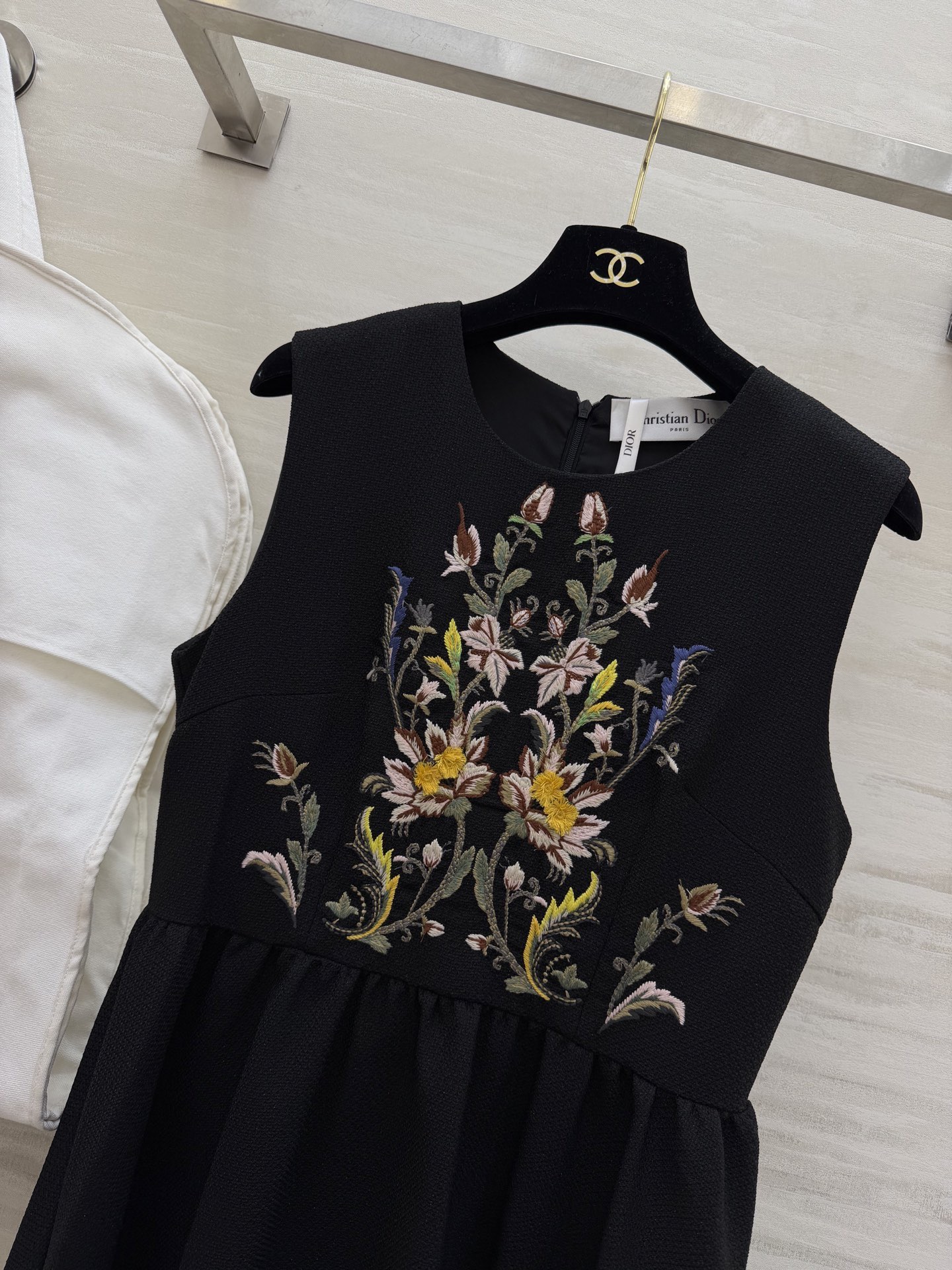 #Dio♡²⁶春夏新款 重工刺绣背心连衣裙 精致花卉刺绣 优雅又有艺术感！面料轻盈舒适 裙摆宽松 春夏穿