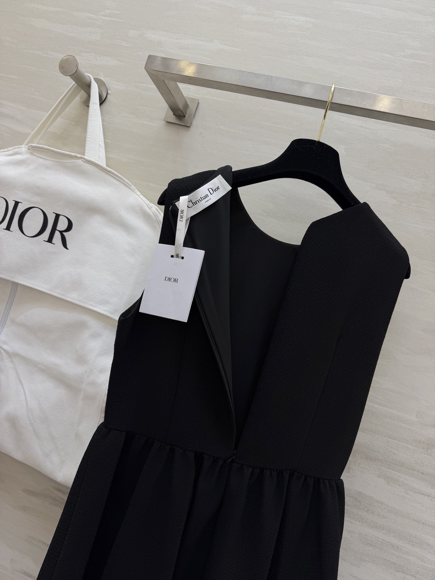 #Dio♡²⁶春夏新款 重工刺绣背心连衣裙 精致花卉刺绣 优雅又有艺术感！面料轻盈舒适 裙摆宽松 春夏穿