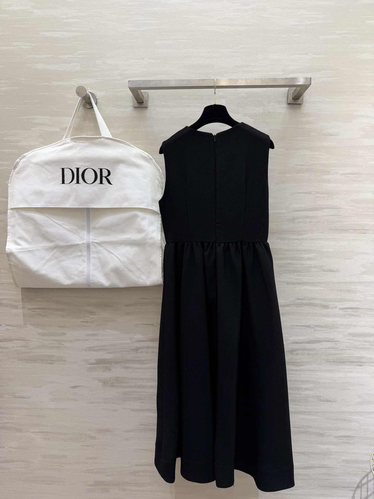 #Dio♡²⁶春夏新款 重工刺绣背心连衣裙 精致花卉刺绣 优雅又有艺术感！面料轻盈舒适 裙摆宽松 春夏穿