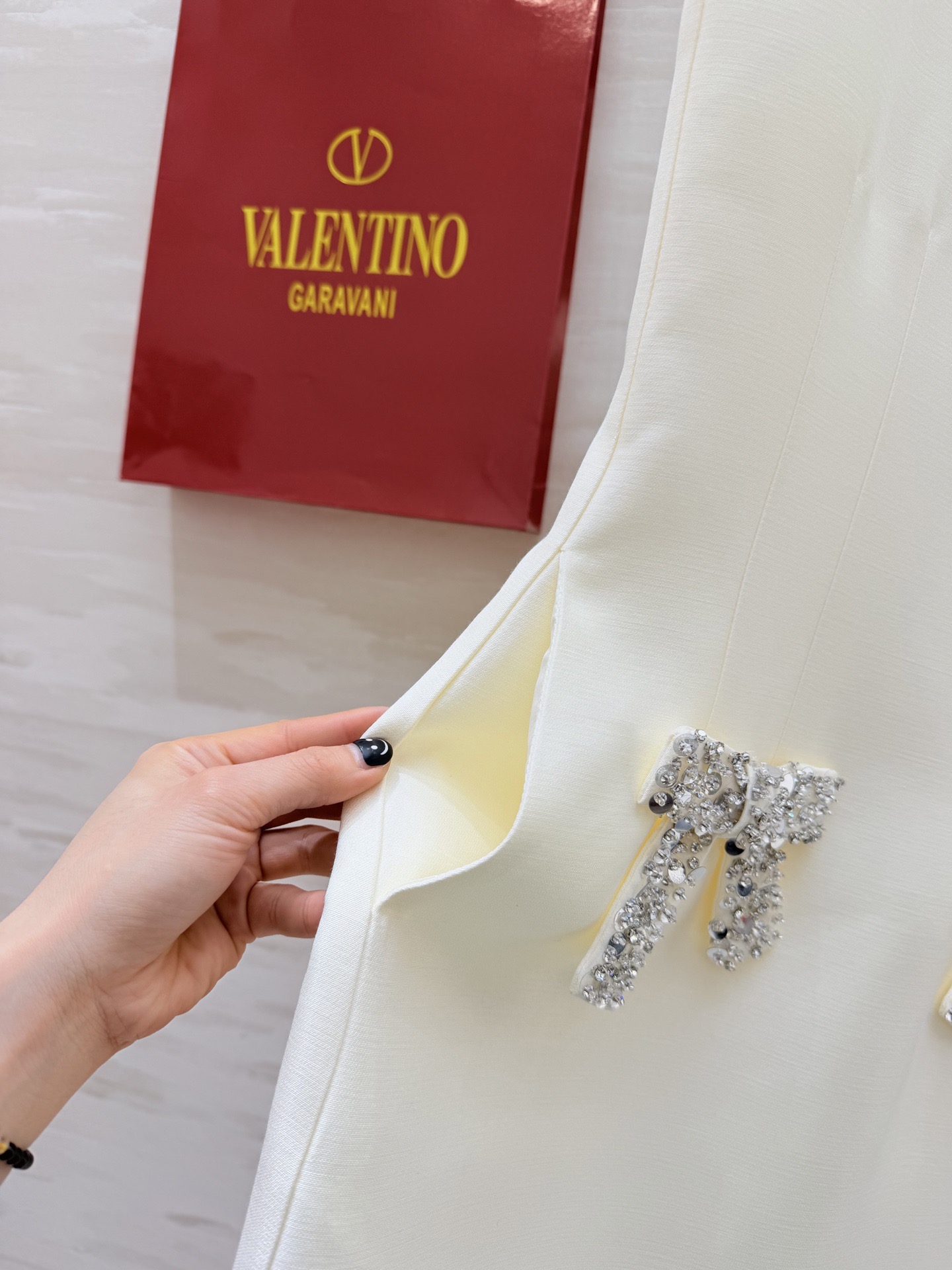 #Valentin♡²⁶新款 重工蝴蝶结钉珠无袖连衣裙 采用进口三醋酸复合面料 柔软滑爽 裙身两侧亮钻蝴