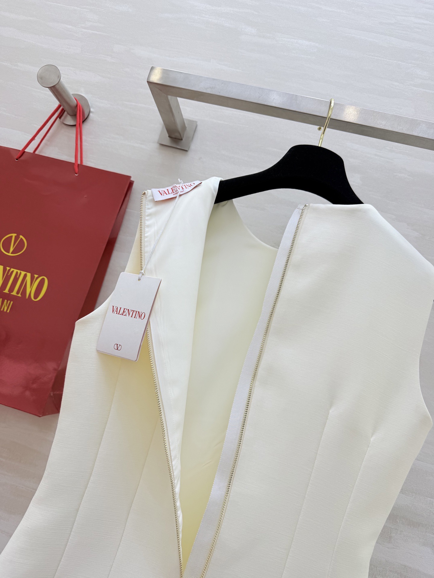 #Valentin♡²⁶新款 重工蝴蝶结钉珠无袖连衣裙 采用进口三醋酸复合面料 柔软滑爽 裙身两侧亮钻蝴