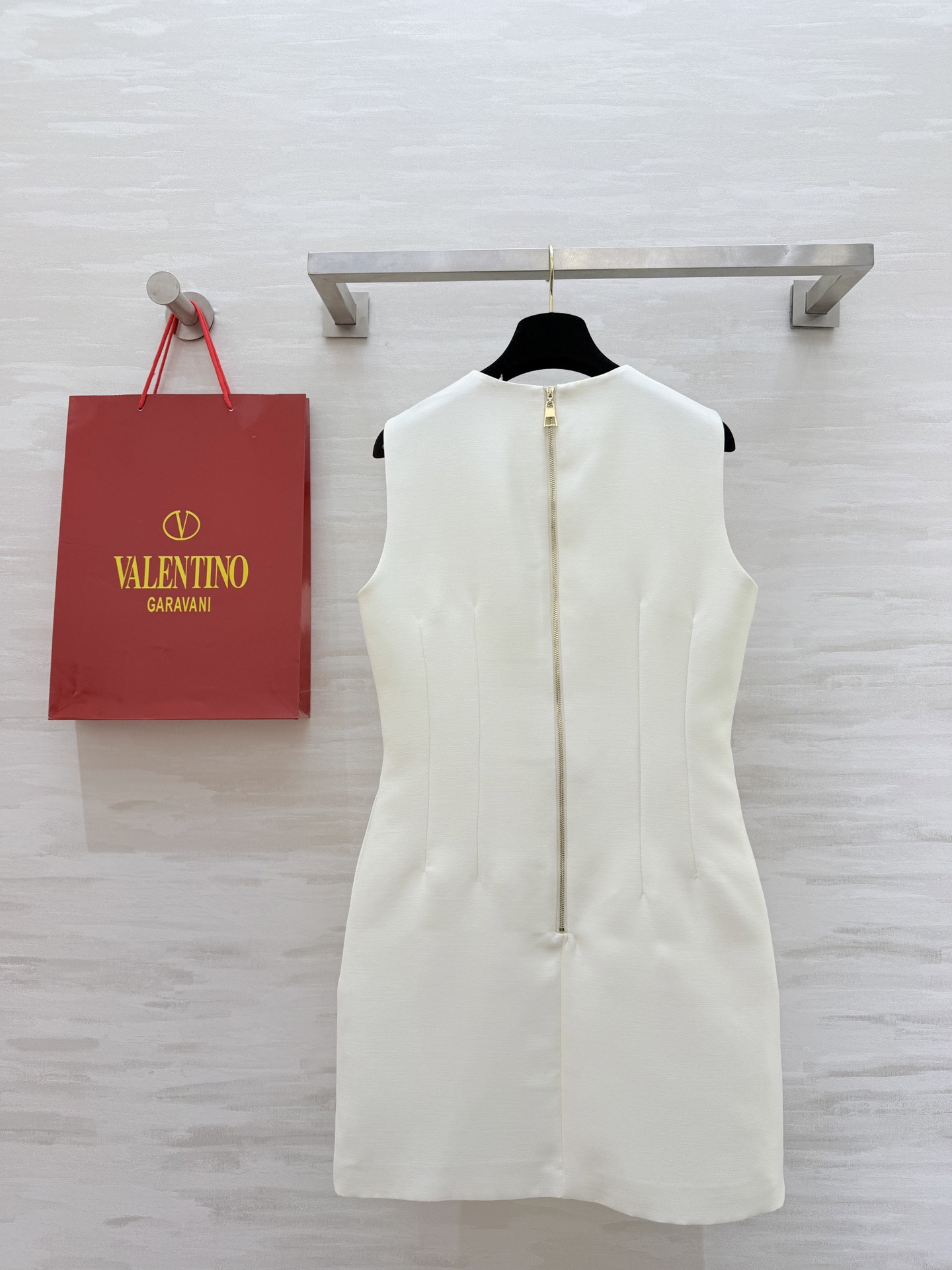 #Valentin♡²⁶新款 重工蝴蝶结钉珠无袖连衣裙 采用进口三醋酸复合面料 柔软滑爽 裙身两侧亮钻蝴