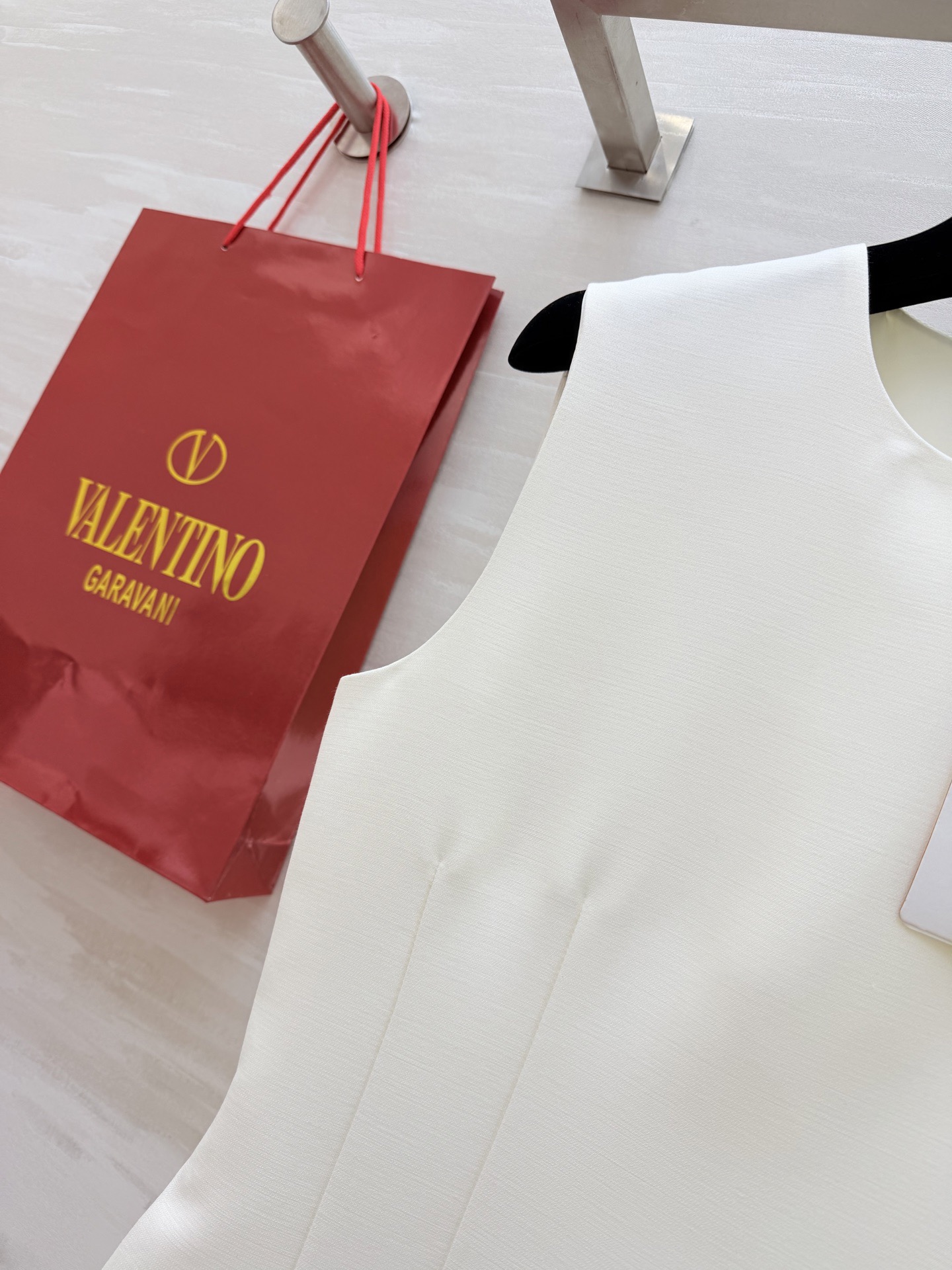 #Valentin♡²⁶新款 重工蝴蝶结钉珠无袖连衣裙 采用进口三醋酸复合面料 柔软滑爽 裙身两侧亮钻蝴