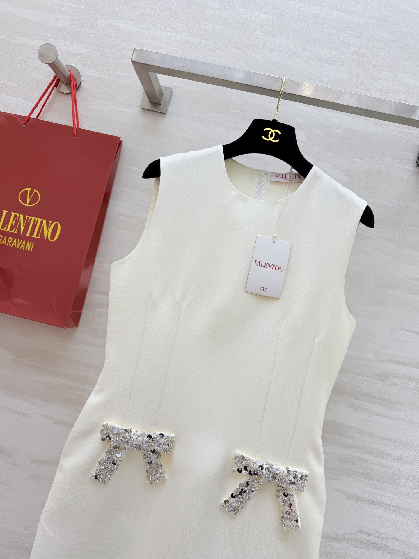 #Valentin♡²⁶新款 重工蝴蝶结钉珠无袖连衣裙 采用进口三醋酸复合面料 柔软滑爽 裙身两侧亮钻蝴