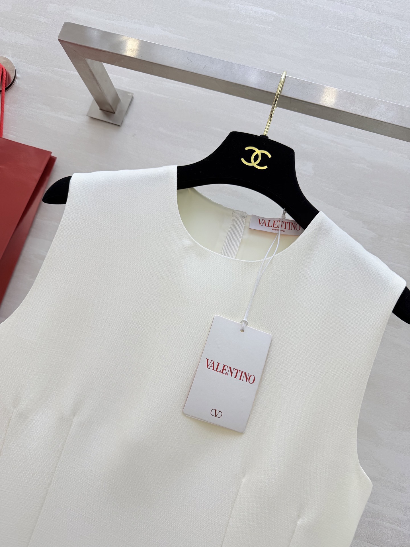 #Valentin♡²⁶新款 重工蝴蝶结钉珠无袖连衣裙 采用进口三醋酸复合面料 柔软滑爽 裙身两侧亮钻蝴