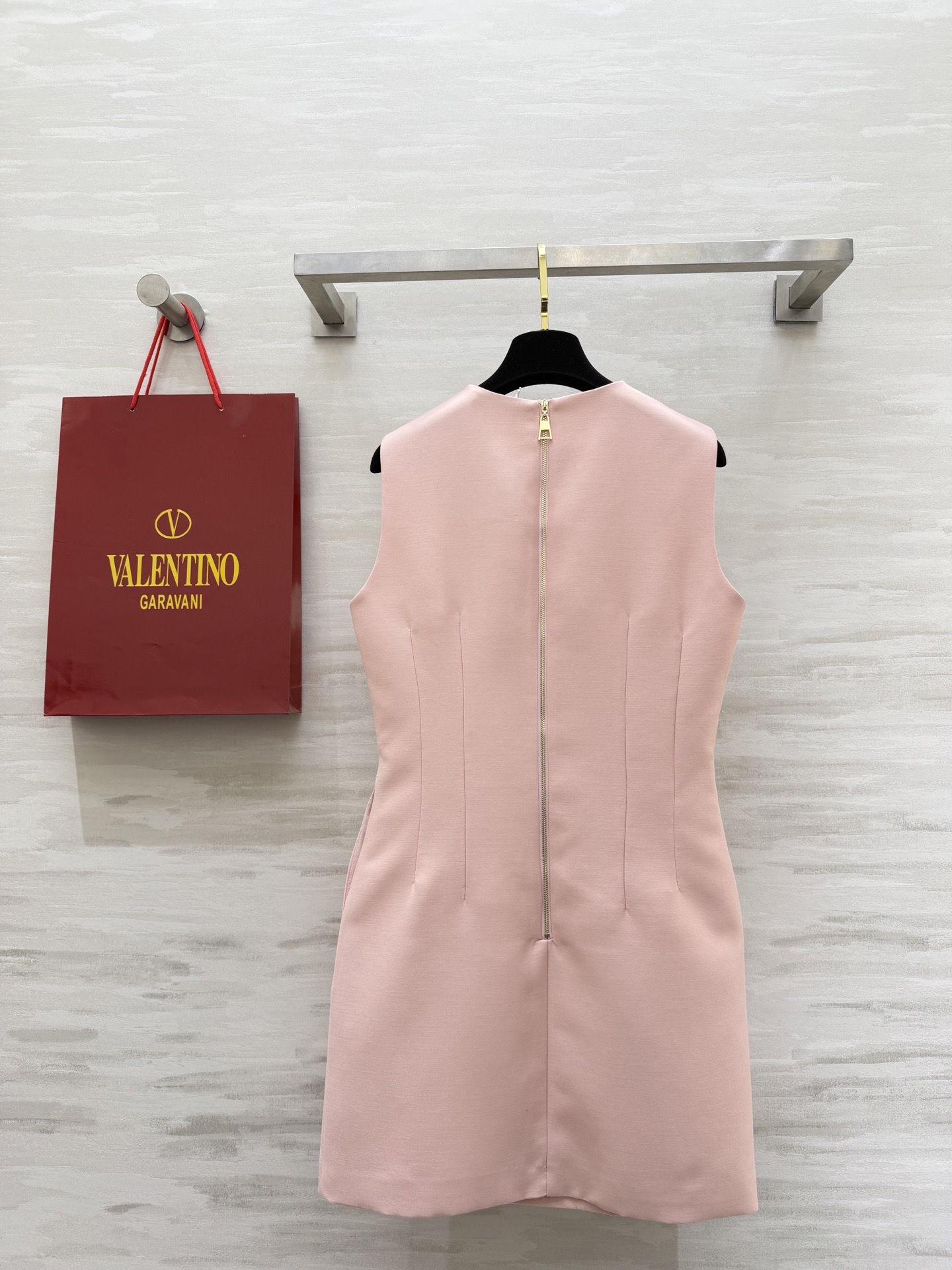 #Valentin♡²⁶新款 重工蝴蝶结钉珠无袖连衣裙 采用进口三醋酸复合面料 柔软滑爽 裙身两侧亮钻蝴