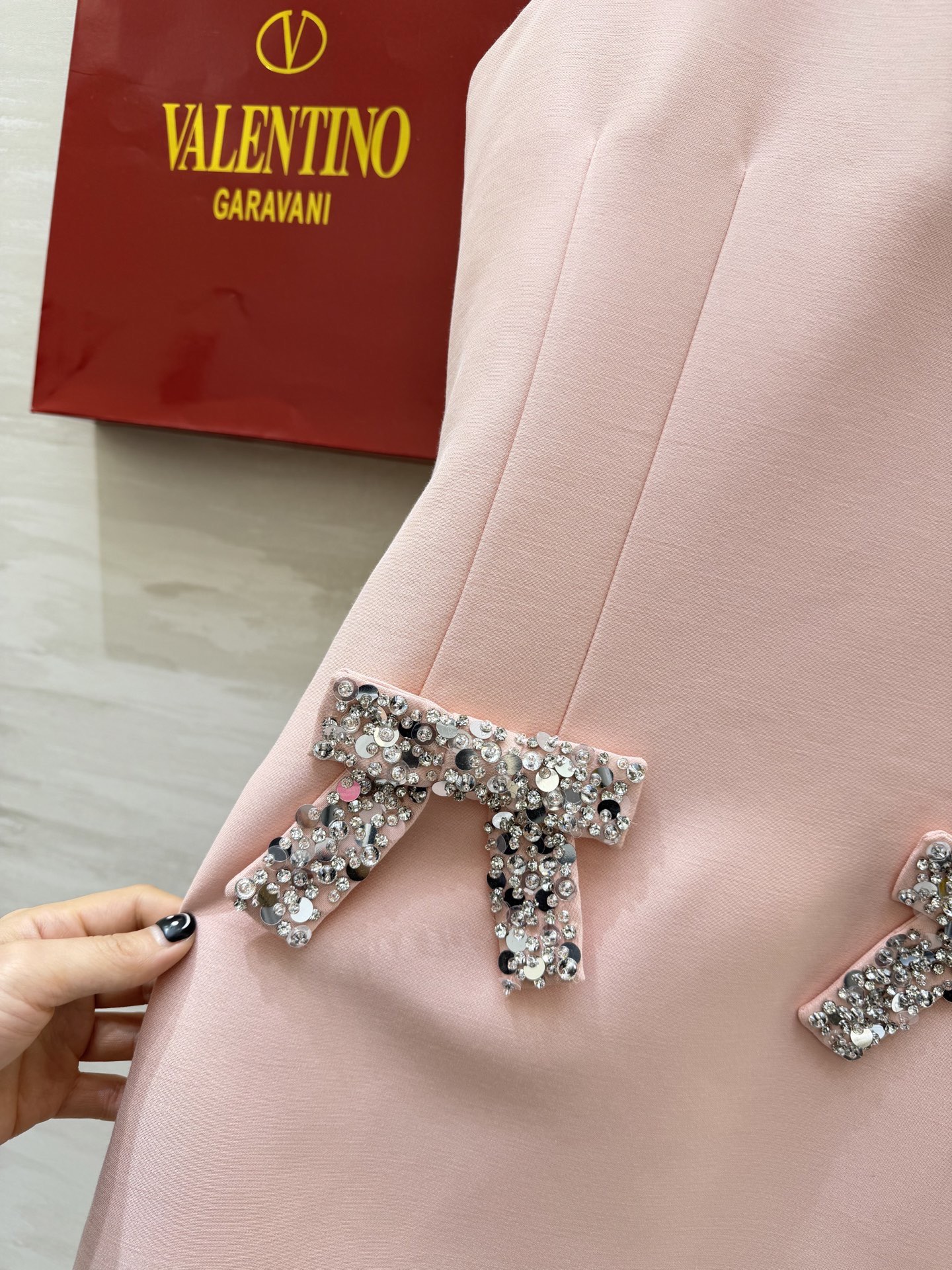 #Valentin♡²⁶新款 重工蝴蝶结钉珠无袖连衣裙 采用进口三醋酸复合面料 柔软滑爽 裙身两侧亮钻蝴