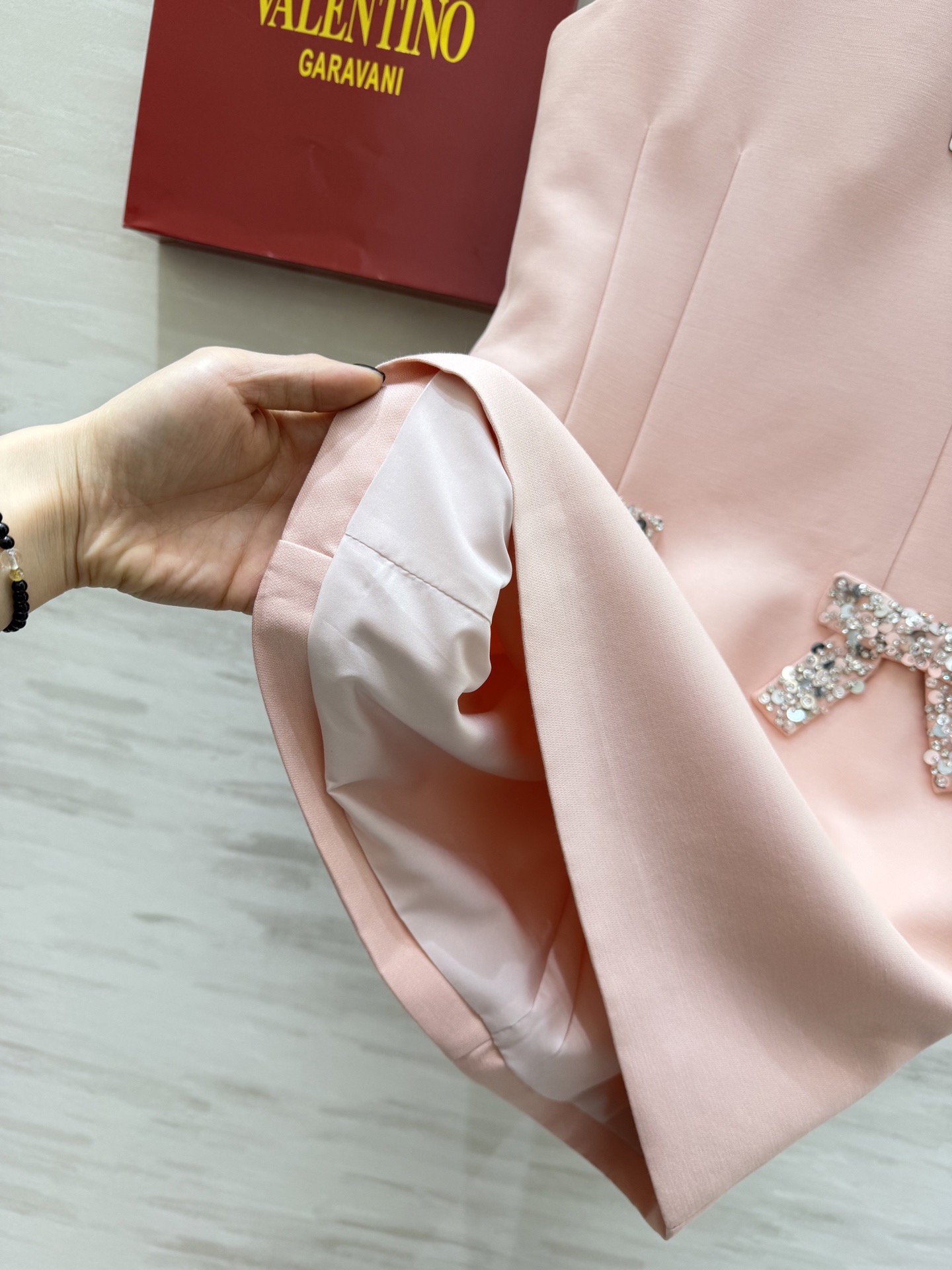 #Valentin♡²⁶新款 重工蝴蝶结钉珠无袖连衣裙 采用进口三醋酸复合面料 柔软滑爽 裙身两侧亮钻蝴