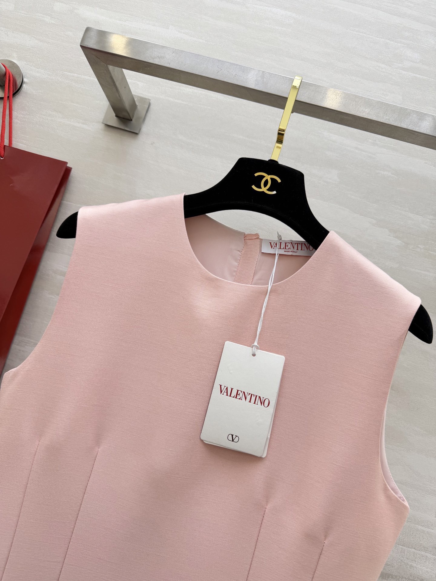 #Valentin♡²⁶新款 重工蝴蝶结钉珠无袖连衣裙 采用进口三醋酸复合面料 柔软滑爽 裙身两侧亮钻蝴