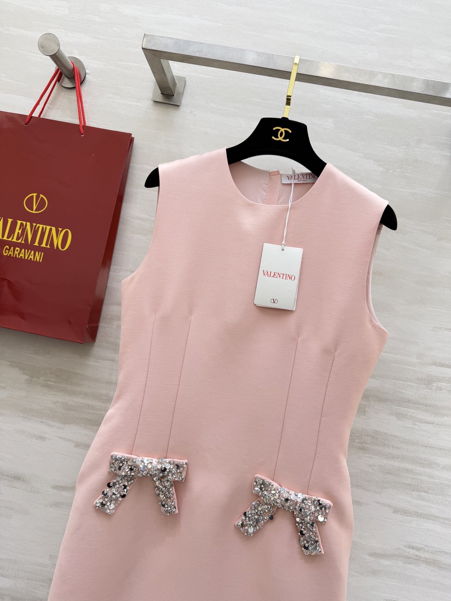 #Valentin♡²⁶新款 重工蝴蝶结钉珠无袖连衣裙 采用进口三醋酸复合面料 柔软滑爽 裙身两侧亮钻蝴