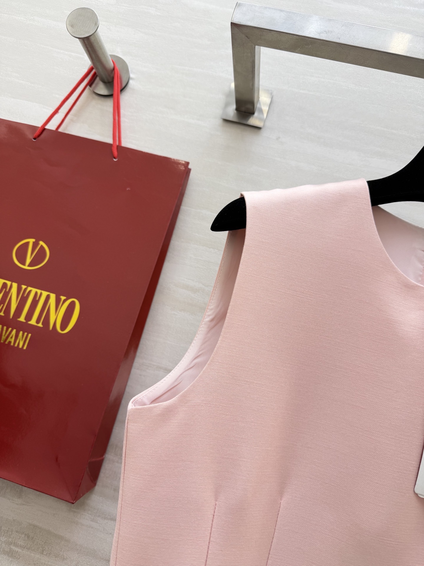 #Valentin♡²⁶新款 重工蝴蝶结钉珠无袖连衣裙 采用进口三醋酸复合面料 柔软滑爽 裙身两侧亮钻蝴