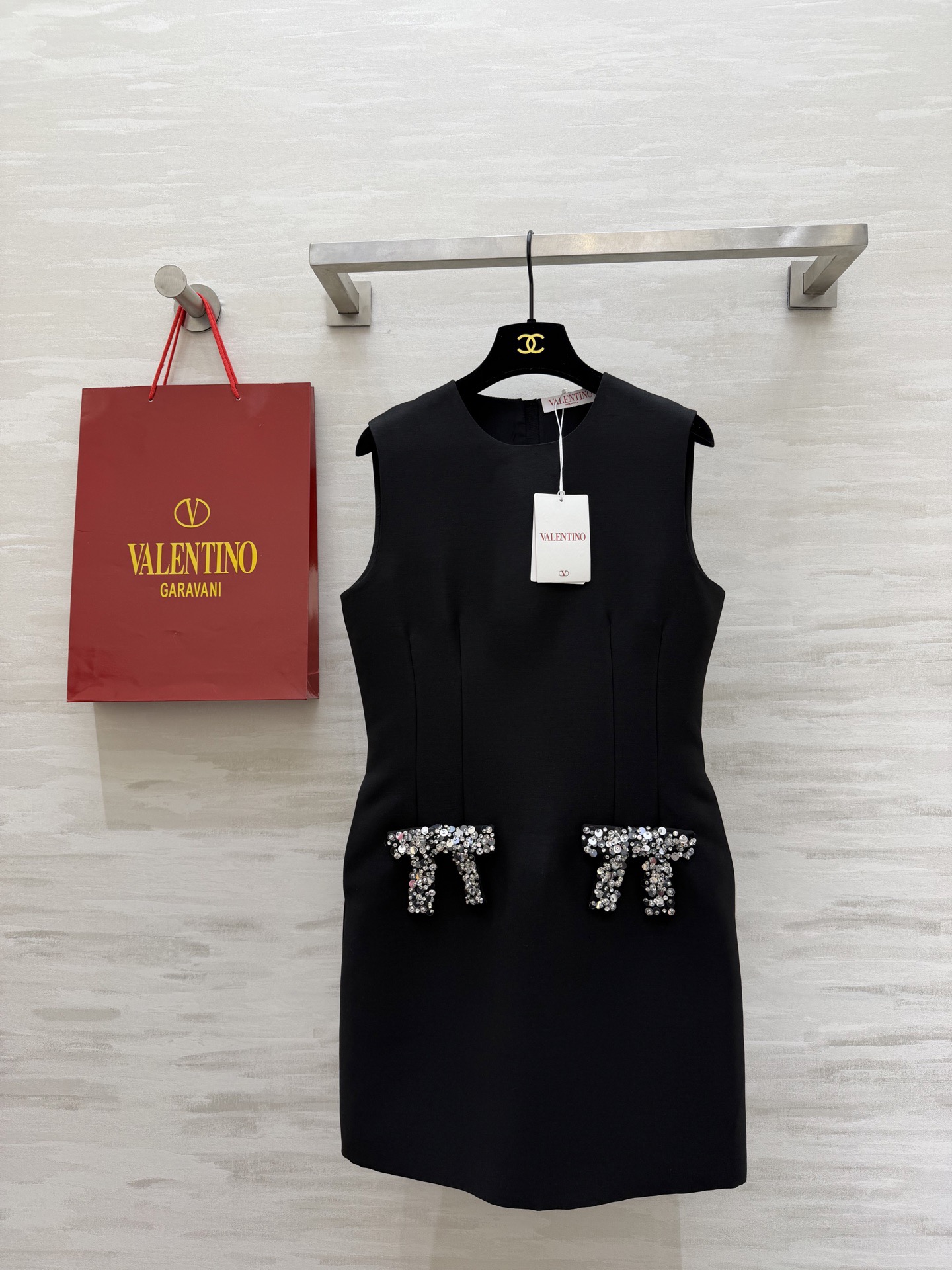 NO:736571,#Valentin's new heavy-duty bow-beaded sleeveless dress is made of imported triacetate composite fabric, soft and smooth. Bright diamond bows on both sides of the skirt are hand-sewn and the details are super exquisite!  The three-dimensional tailoring slims the waist and lengthens the legs. The elegant temperament is easy to control. High-quality customization. Available in stock first size S/M/L/XL (M size bust 88, skirt length 87),,valentino,skirts,19860909#Valentin新款 重工蝴蝶结钉珠无袖连衣裙 采用进口三醋酸复合面料 柔软滑爽 裙身两侧亮钻蝴蝶结 手工缝制 细节超精致！立体剪裁收腰显瘦拉长腿部比例 优雅气质轻松拿捏 高品质定制 现货首发sizeS/M/L/XL（M码胸围88,裙长87）,,valentino,skirts,,Women's clothing