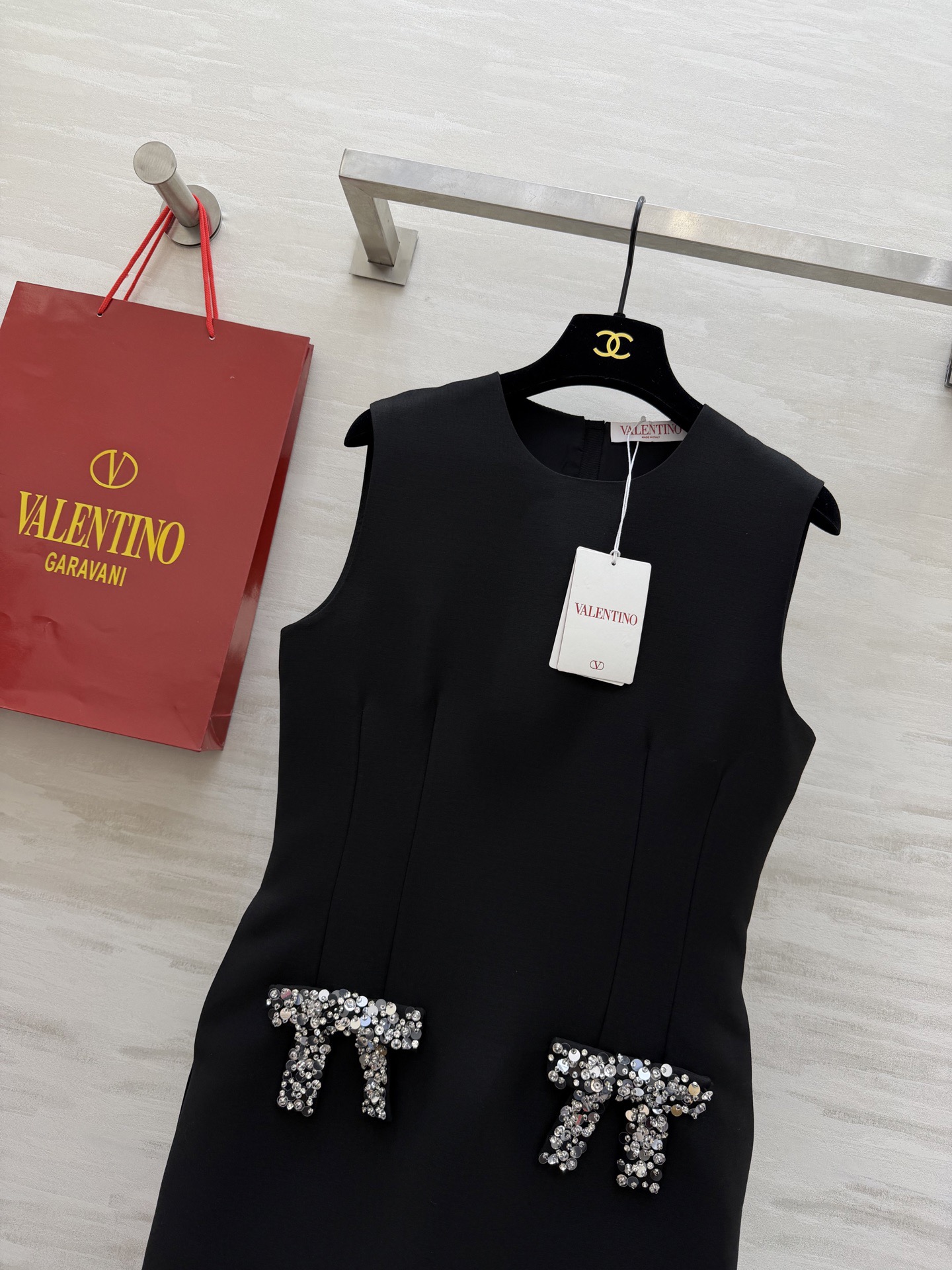 #Valentin♡²⁶新款 重工蝴蝶结钉珠无袖连衣裙 采用进口三醋酸复合面料 柔软滑爽 裙身两侧亮钻蝴