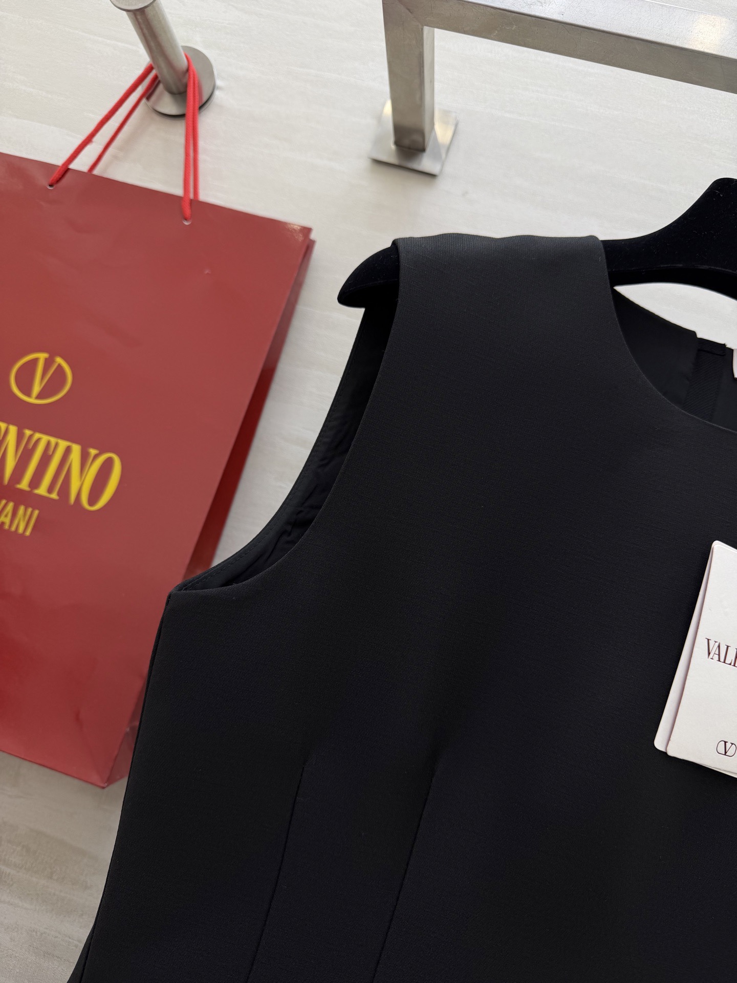 #Valentin♡²⁶新款 重工蝴蝶结钉珠无袖连衣裙 采用进口三醋酸复合面料 柔软滑爽 裙身两侧亮钻蝴