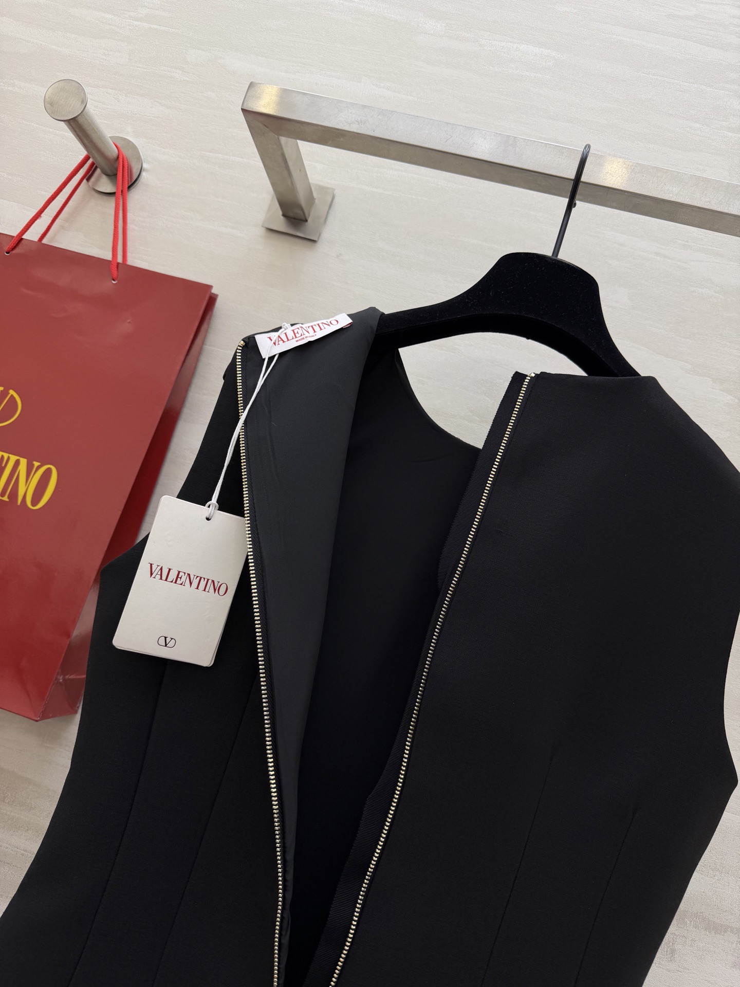 #Valentin♡²⁶新款 重工蝴蝶结钉珠无袖连衣裙 采用进口三醋酸复合面料 柔软滑爽 裙身两侧亮钻蝴