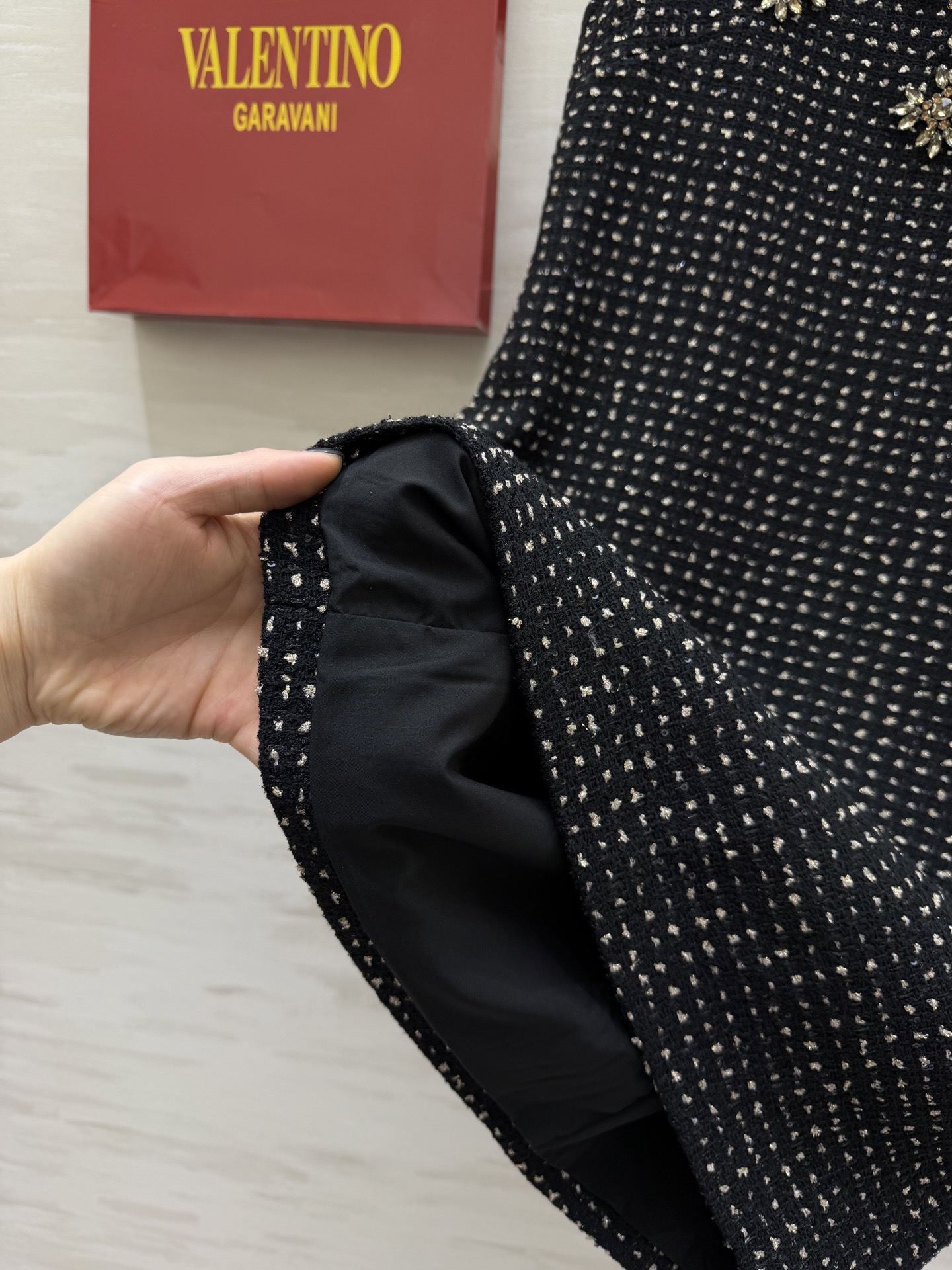 #Valentin♡²⁶新款 羊毛混纺重工镶钻无袖连衣裙 经典小黑裙设计 优雅百搭 裙身定制黑色珠片粗花