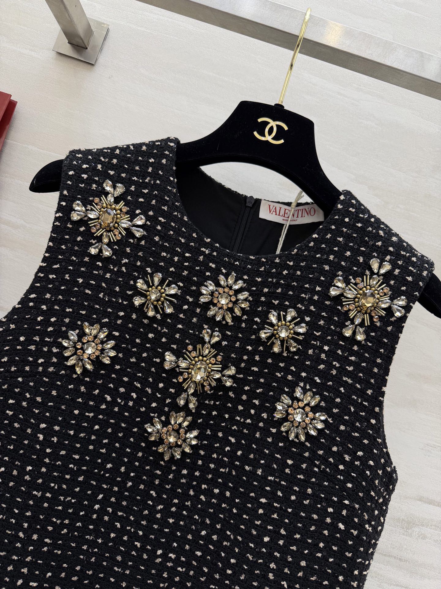 #Valentin♡²⁶新款 羊毛混纺重工镶钻无袖连衣裙 经典小黑裙设计 优雅百搭 裙身定制黑色珠片粗花