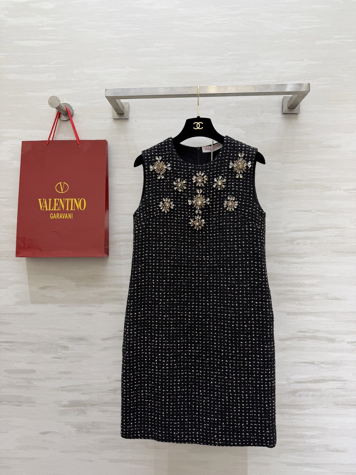 NO:736549,#Valentin’s new wool-blend heavy-duty diamond-encrusted sleeveless dress. Classic little black dress design. Elegant and versatile. The skirt is customized with black sequined tweed. It is embellished with golden texture. The texture is perfect. The metal flowers on the chest are hand-embroidered and super exquisite. The attention to detail is a must!  The tailoring is slim and the length is moderate. It can be easily used in formal occasions or dinners. High-quality customization. Available in stock first size S/M/L/XL (S size bust 86, skirt length 90),,valentino,skirts,19860909#Valentin新款 羊毛混纺重工镶钻无袖连衣裙 经典小黑裙设计 优雅百搭 裙身定制黑色珠片粗花呢 点缀金色纹理 质感满分 胸前金属花朵纯手工刺绣超精致 细节控必入！剪裁修身 长度适中 正式场合或晚宴都能轻松驾驭 高品质定制 现货首发sizeS/M/L/XL（s码胸围86,裙长90）,,valentino,skirts,,Women's clothing
