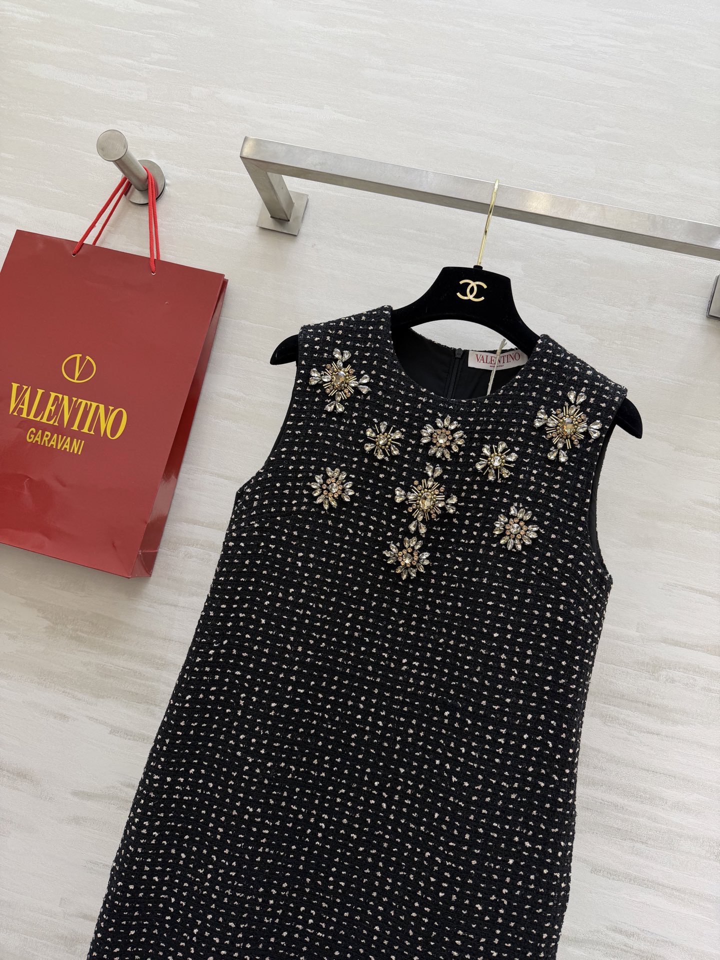 #Valentin♡²⁶新款 羊毛混纺重工镶钻无袖连衣裙 经典小黑裙设计 优雅百搭 裙身定制黑色珠片粗花