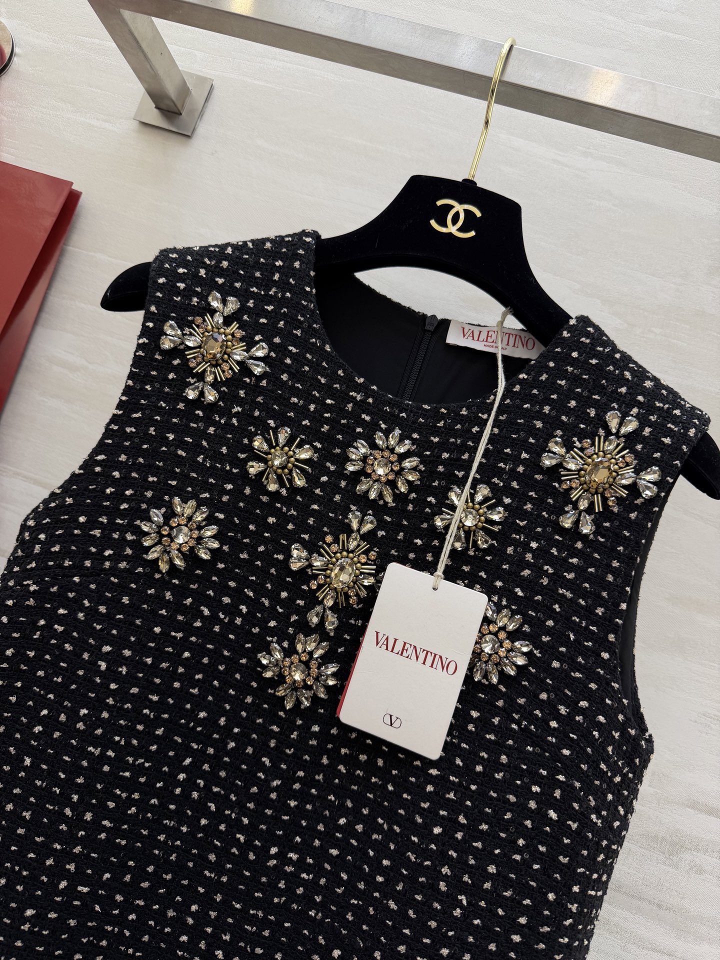 #Valentin♡²⁶新款 羊毛混纺重工镶钻无袖连衣裙 经典小黑裙设计 优雅百搭 裙身定制黑色珠片粗花